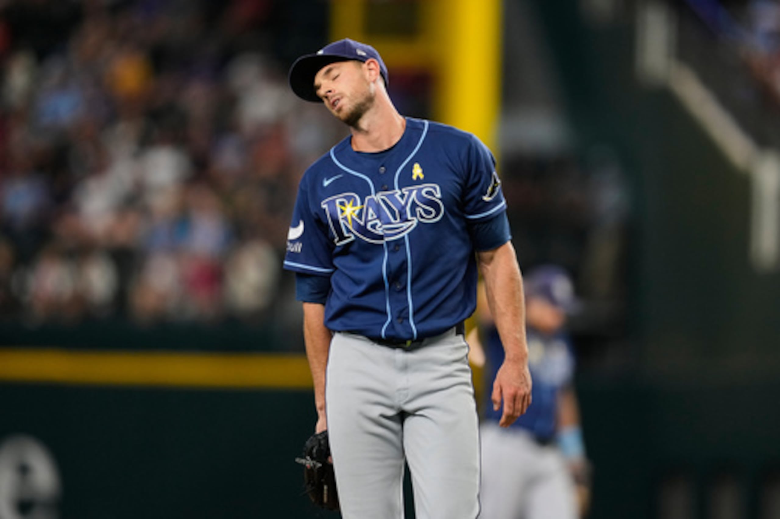 El lanzador de los Tampa Bay Rays, Steven Matz, se da la vuelta en el montículo tras lanzar una bola a los Texas Rangers durante la quinta entrada de un partido de béisbol celebrado el domingo 6 de septiembre de 2026 en Arlington, Texas. (Foto AP/Tony Gutiérrez)