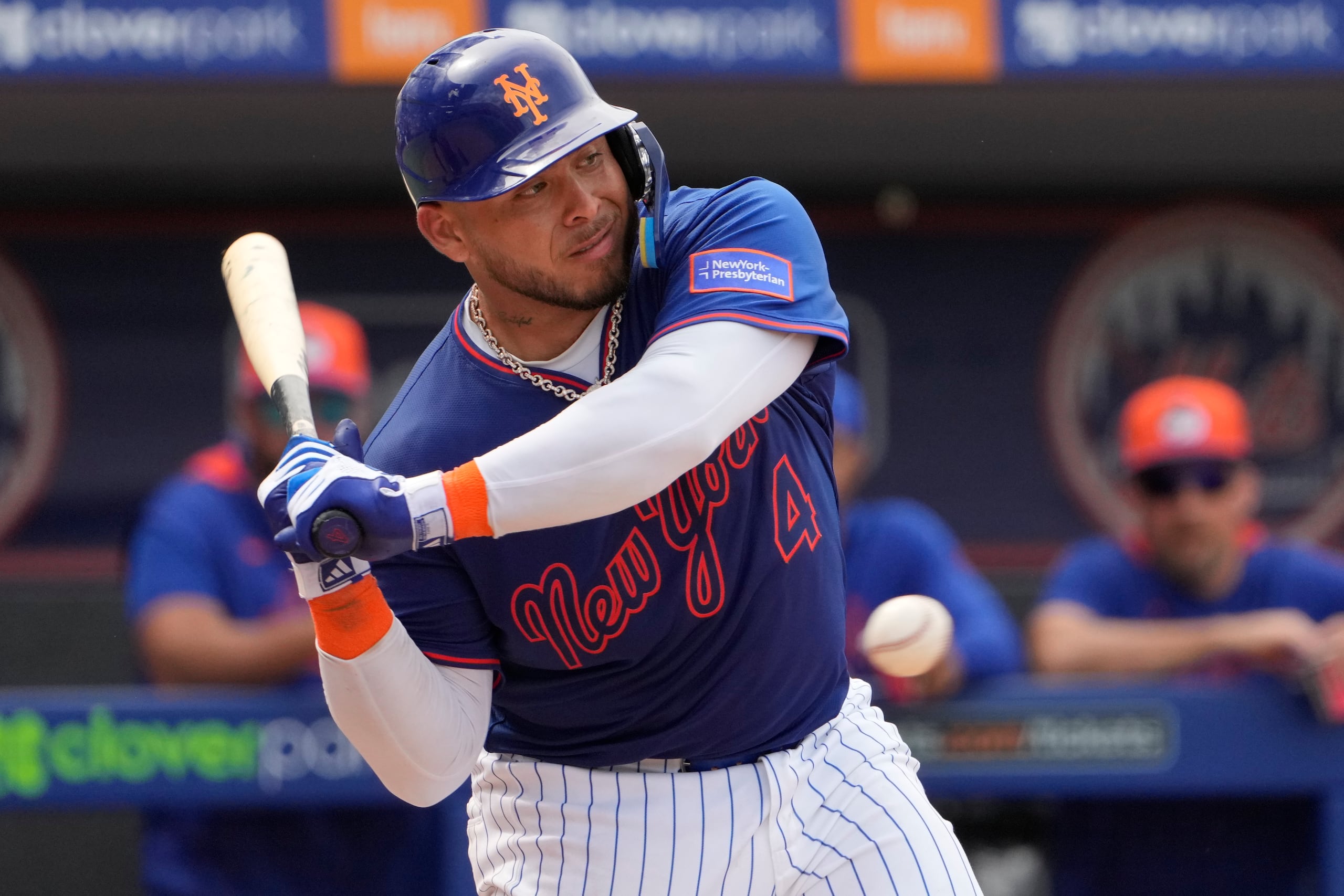 Francisco Álvarez de los Mets de Nueva York batea ante los Astros de Houston, el 27 de febrero de 2025, en Port St. Lucie, Florida.