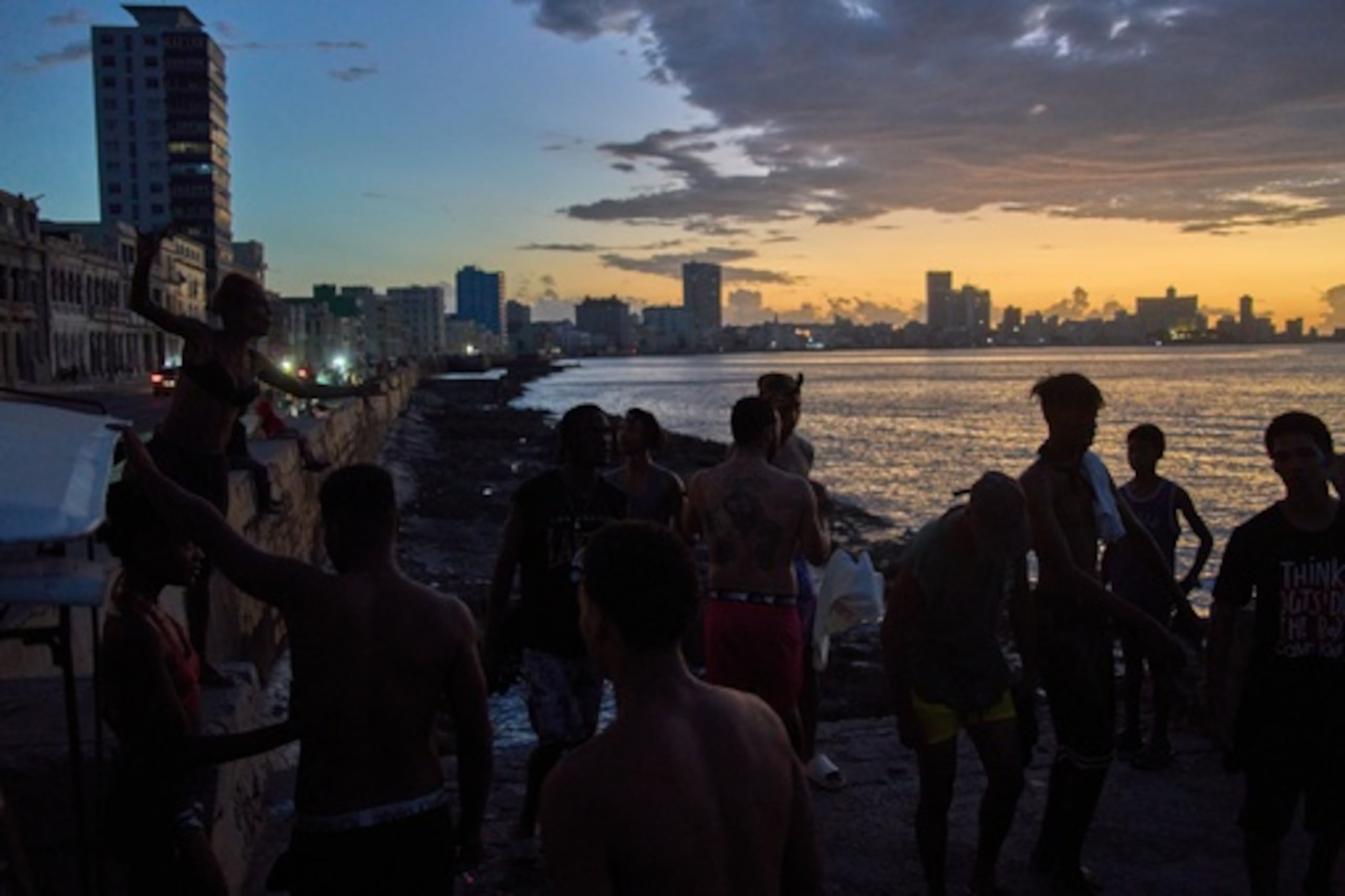 La gente observa la puesta de sol desde el Malecón durante un apagón en La Habana, el lunes 16 de marzo de 2026. (AP Photo/Ramon Espinosa)