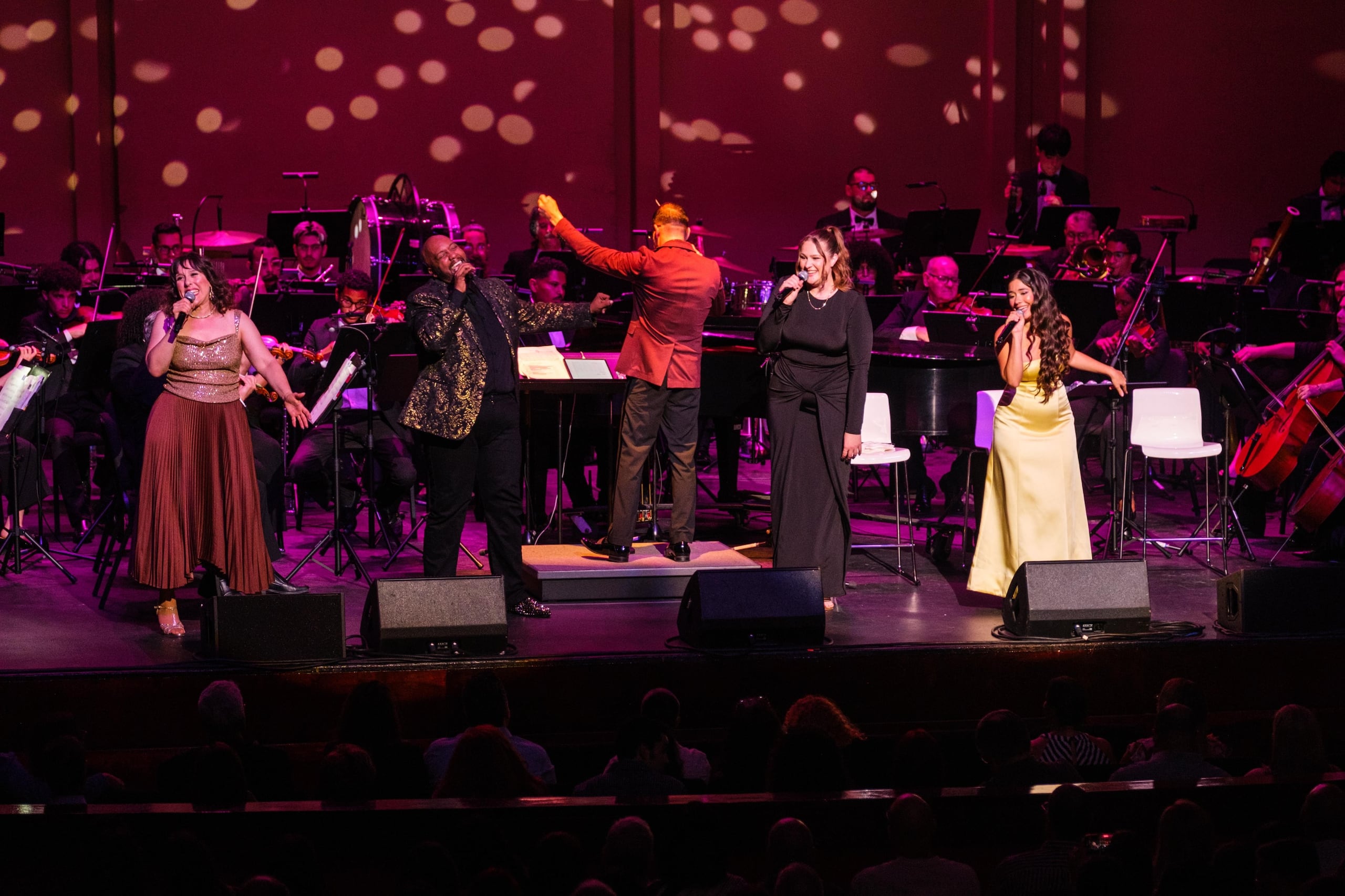 "Defying Gravity" contó con más de 50 músicos en vivo.