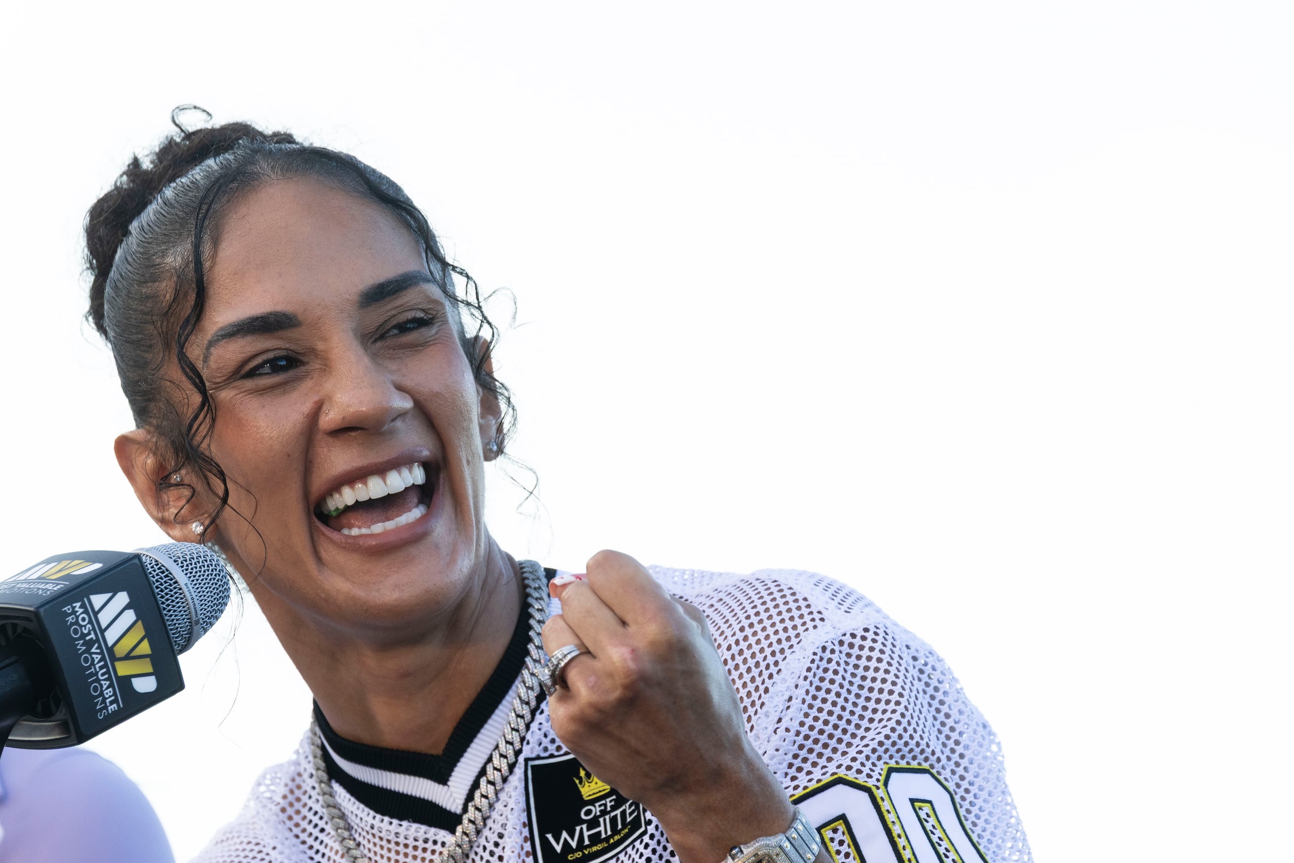 Amanda Serrano sonríe durante la conferencia de prensa en la Plaza del Quinto Centenario del Viejo San Juan.
