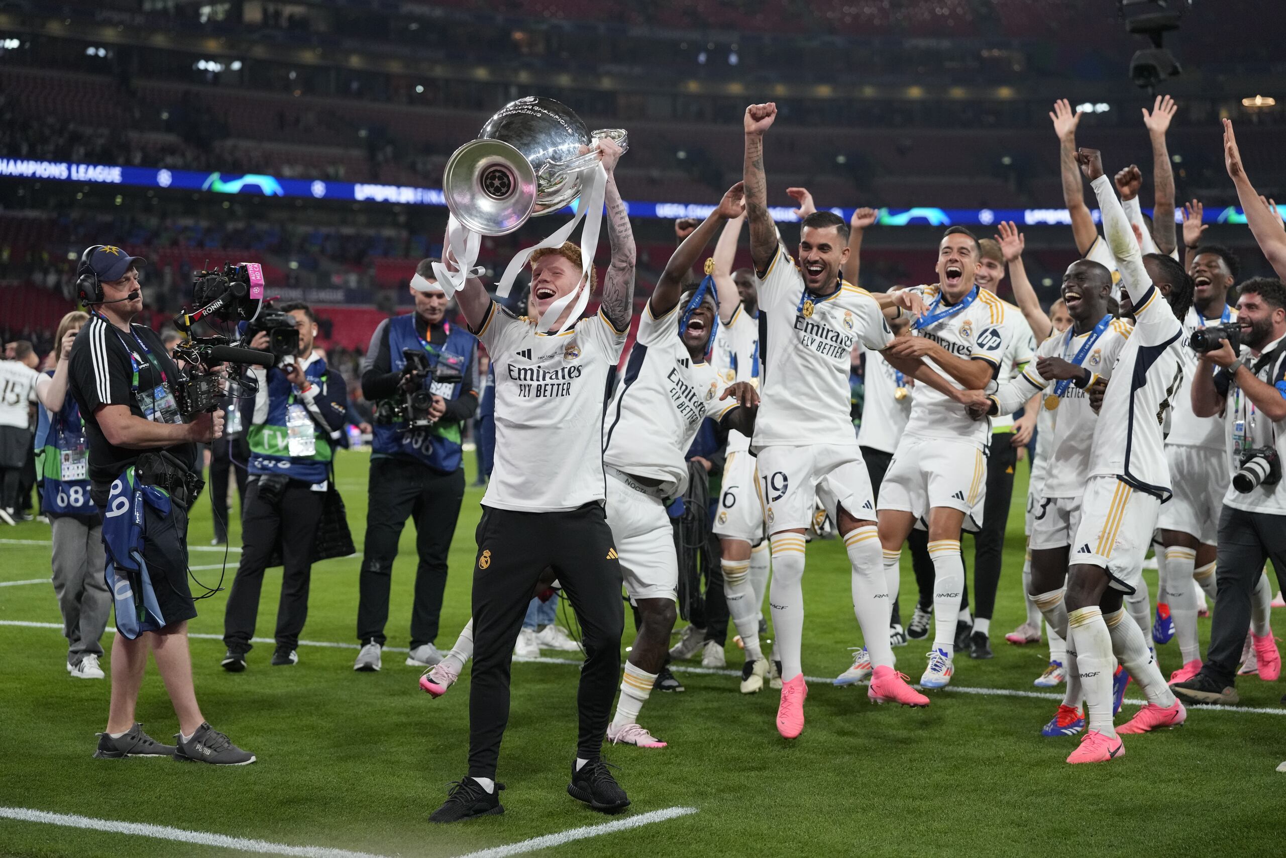 Jeremy de León celebra con la copa de la Liga de Campeones UEFA conquistada por el Real Madrid en el Wembley Stadium de Londres, Inglaterra.