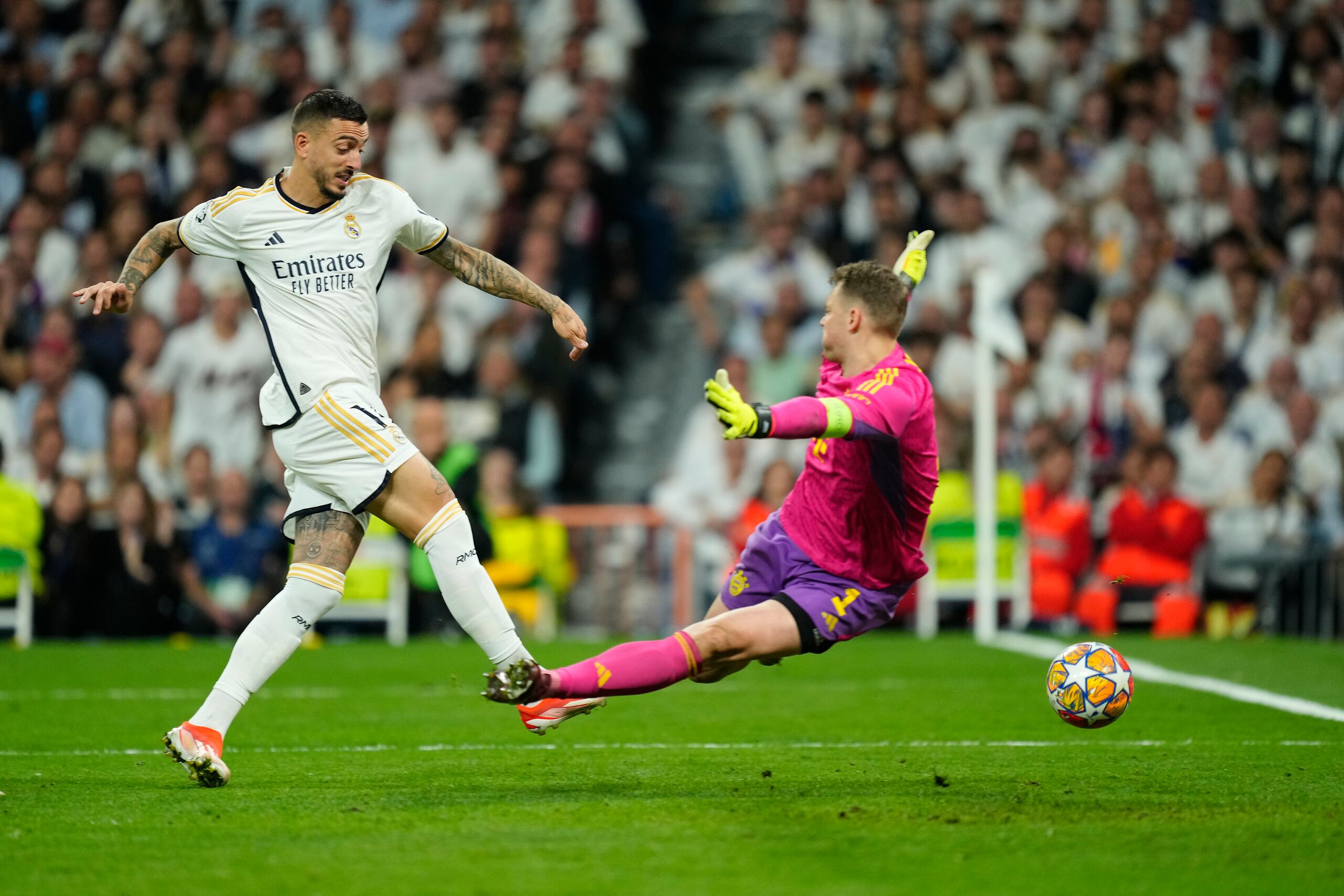 Joselu, del Real Madrid, abre el marcador para el club blanco en el minuto 88' ante el arquero Manuel Neuer, del Bayern Múnich.