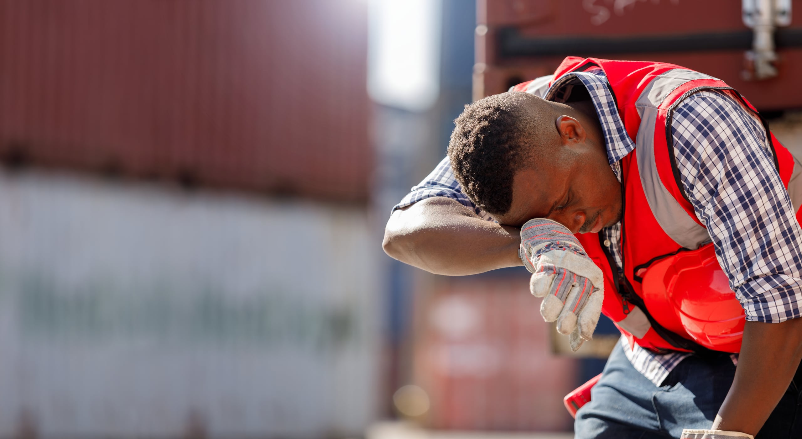 Los trabajadores de construcción, o quienes laboran al libre, entre otros, pertenecen a los grupos que pudieran estar amenazados de sufrir un golpe de calor si no siguen ciertas recomendaciones.