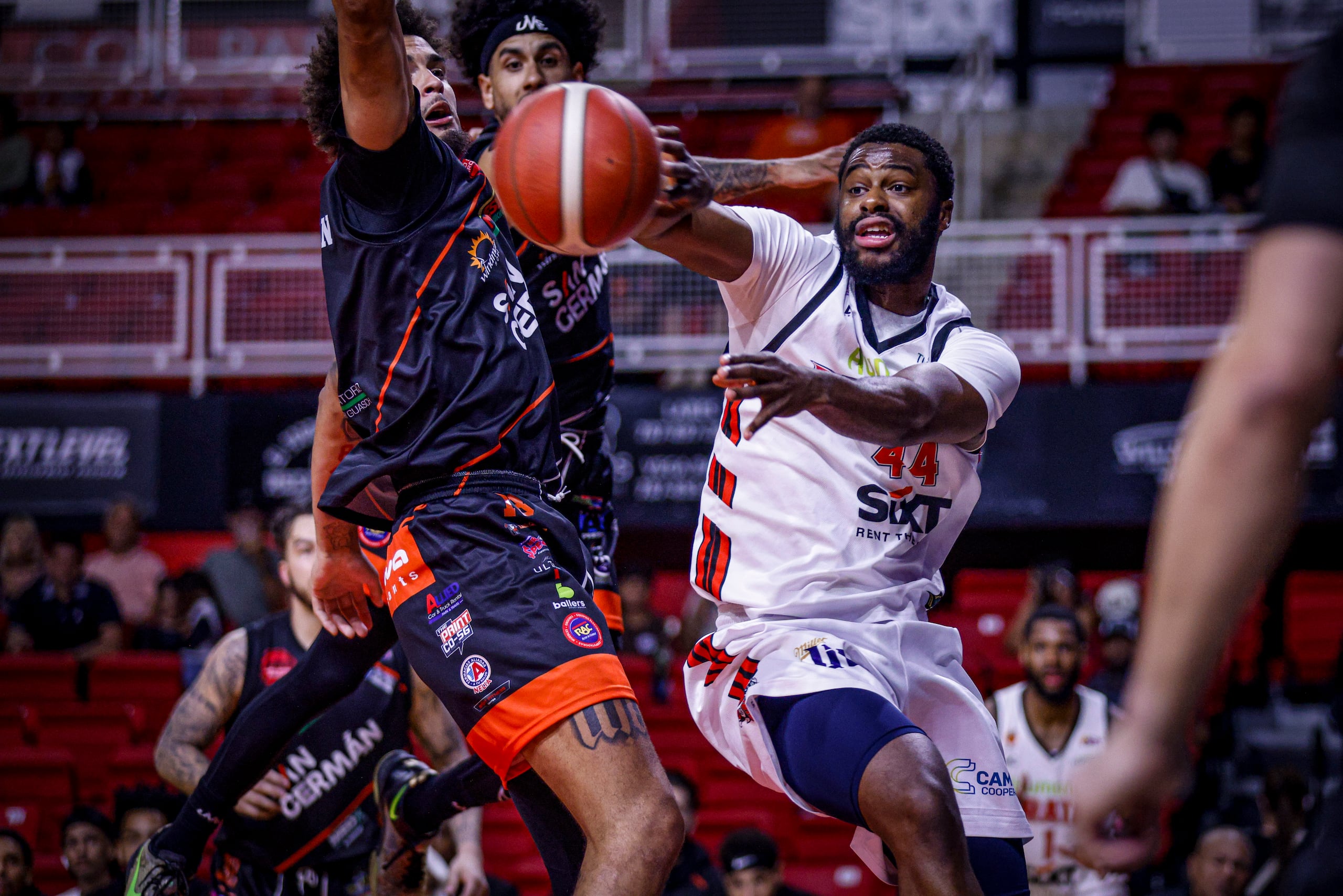 Emmanuel Mudiay, de los Piratas de Quebradillas, pasa el balón en un juego contra los Atléticos de San Germán.