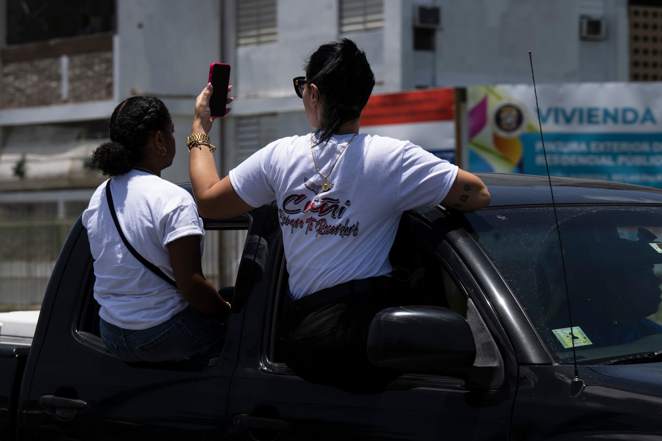 Algunas personas iban sentadas en las ventanillas de sus autos, con el cuerpo fuera de los vehículos, y grabando con sus celulares.
