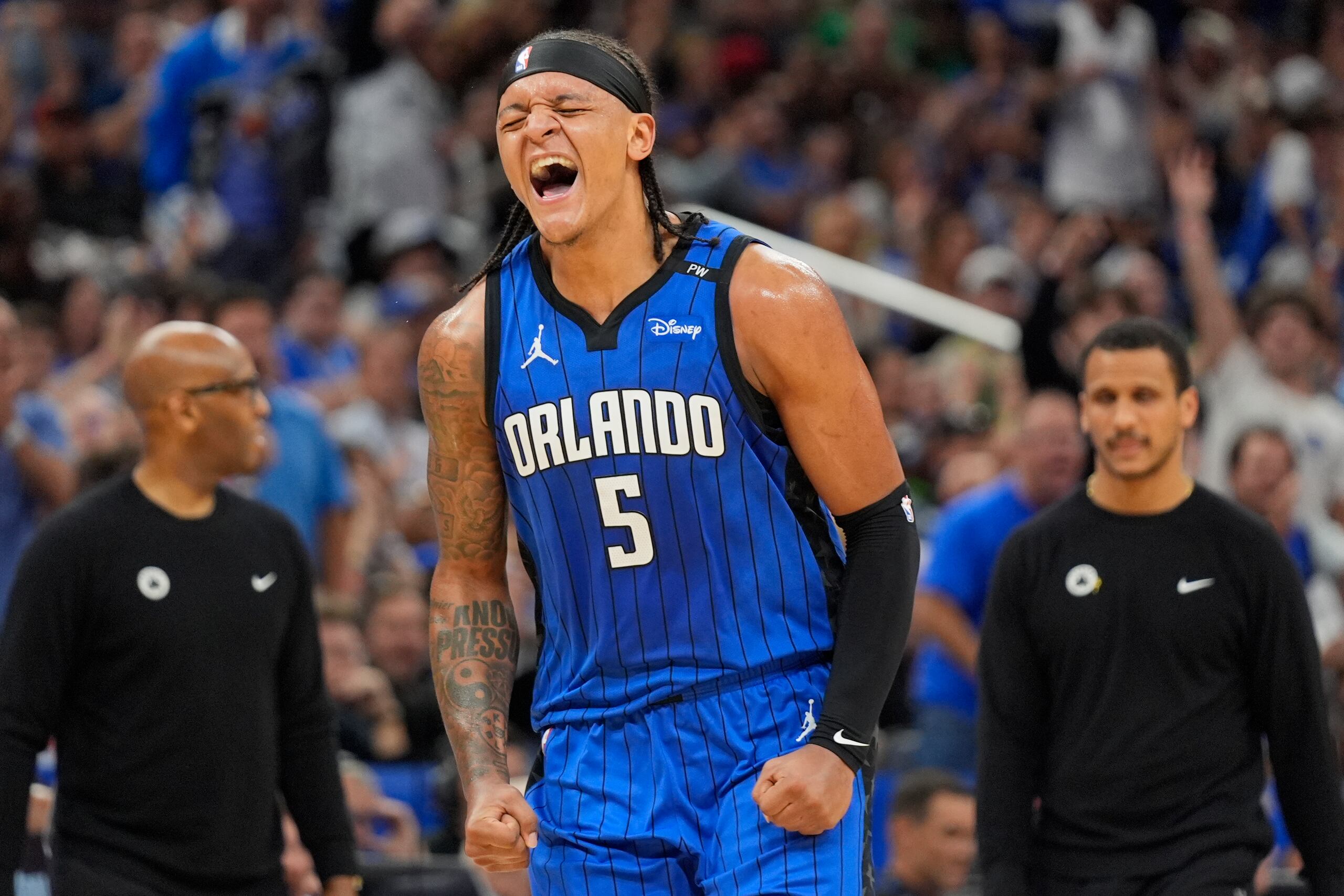 Paolo Banchero, del Magic de Orlando, festeja luego de atinar un triple ante los Celtics de Boston en la pasada temporada de la NBA.