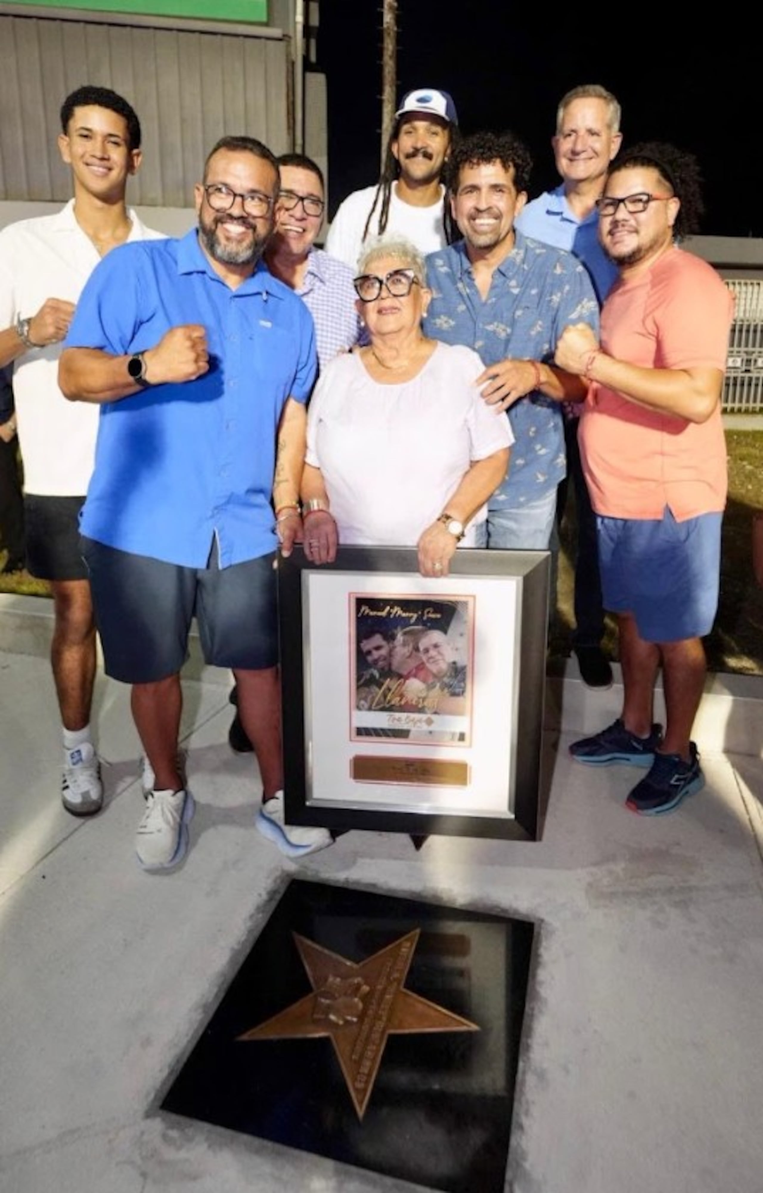 La familia del fenecido entrenador Manny Siaca recibe la placa ante la develación de la estrella en honor a él. En la foto también está el excampeón mundial Manny Siaca Jr.