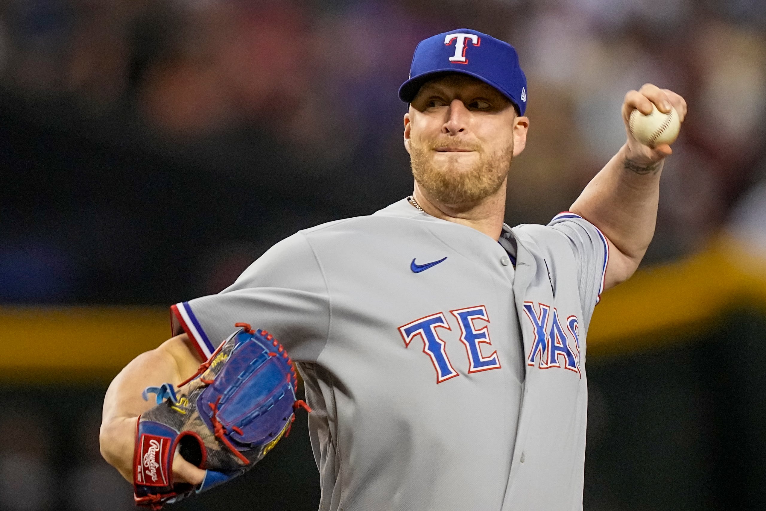 Will Smith, relevista de los Rangers de Texas, lanza frente a los Diamondbacks de Arizona en el cuarto juego de la Serie Mundial.