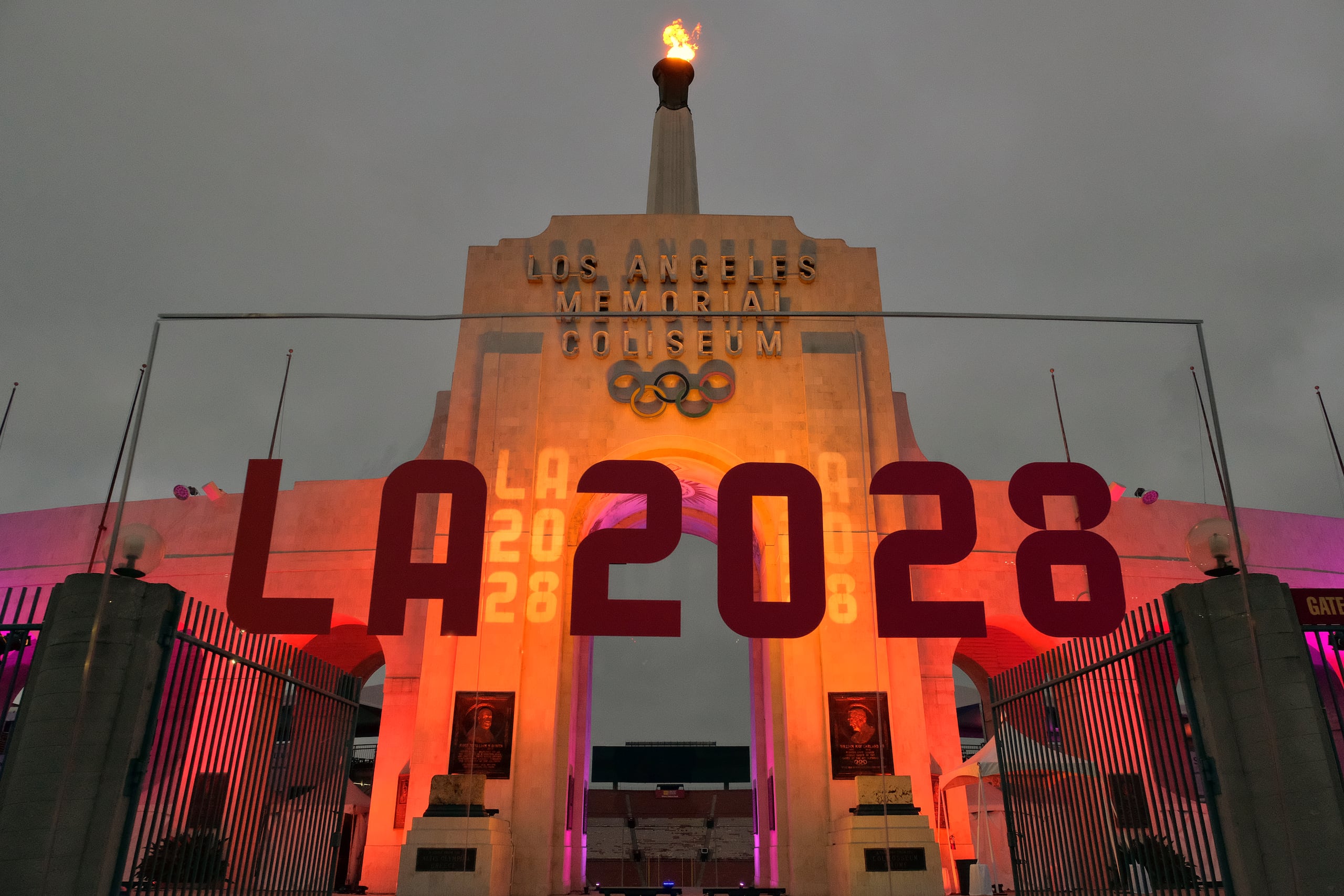 Un letrero de Los Ángeles 2028 frente al pebetero olímpico en el Memorial Coliseum de Los Ángeles