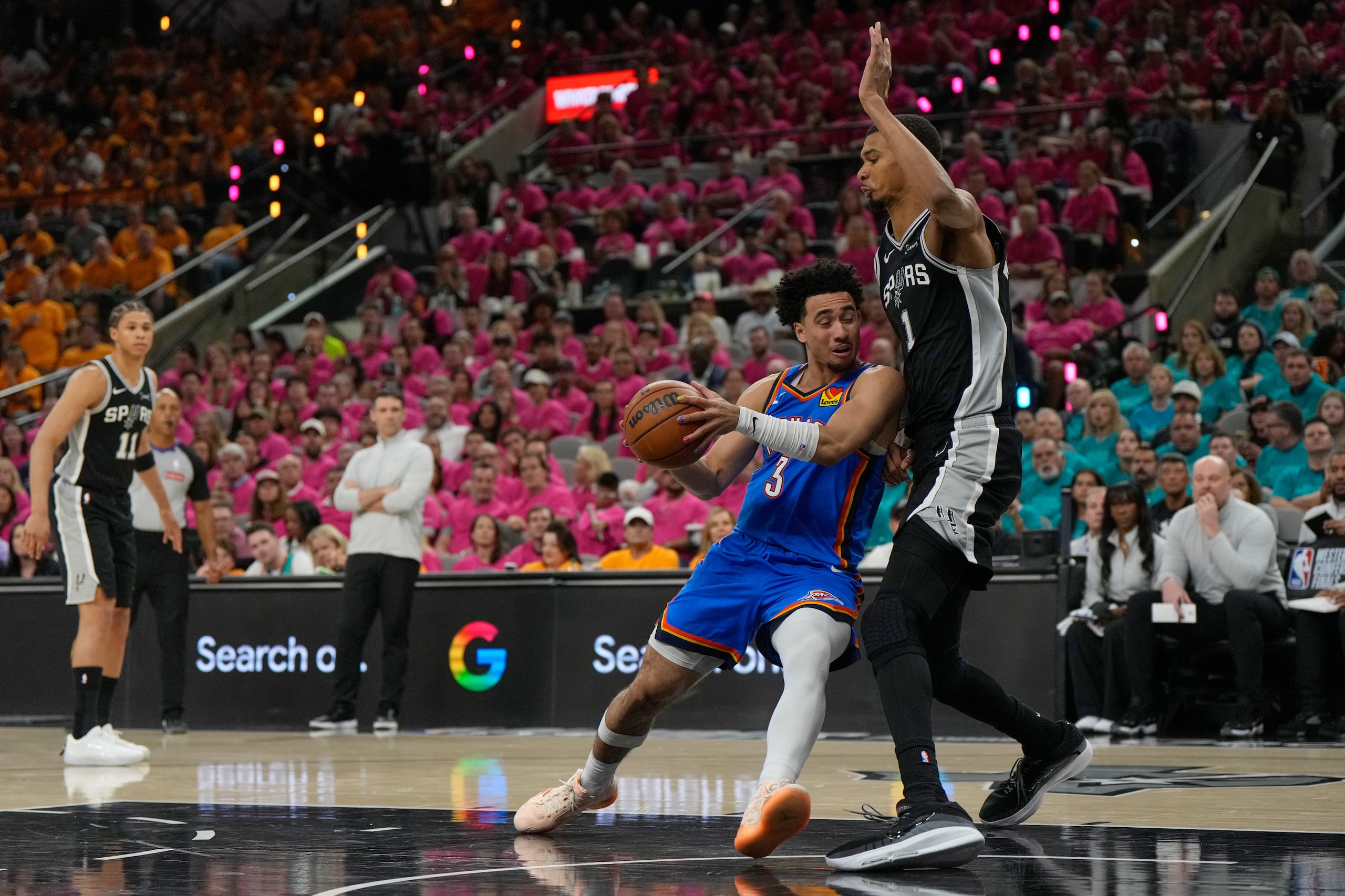 Jared McCain (3), reserva de Thunder, busca llegar al canasto contra Victor Wembanyama, de los Spurs.