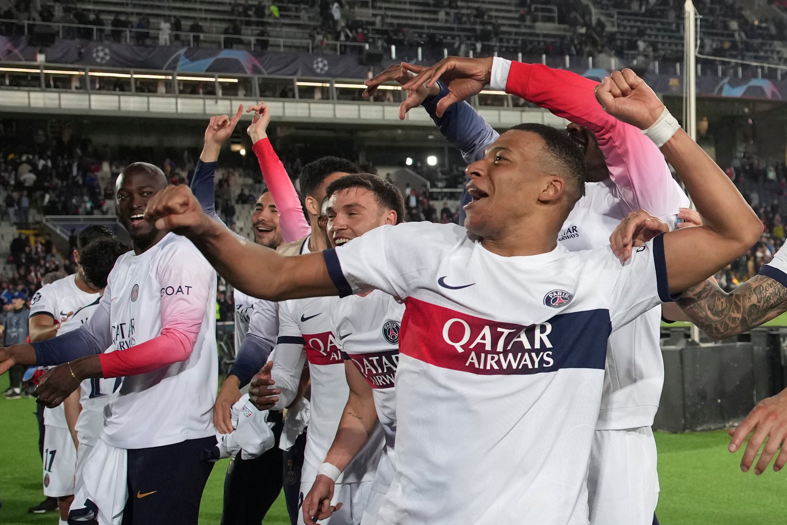 Kylian Mbappe del Paris Saint-Germain celebra al final del encuentro de vuelta de los cuartos de final de la Liga de Campeones ante el Barcelona el martes 16 de abril del 2024. (AP Foto/Emilio Morenatti)