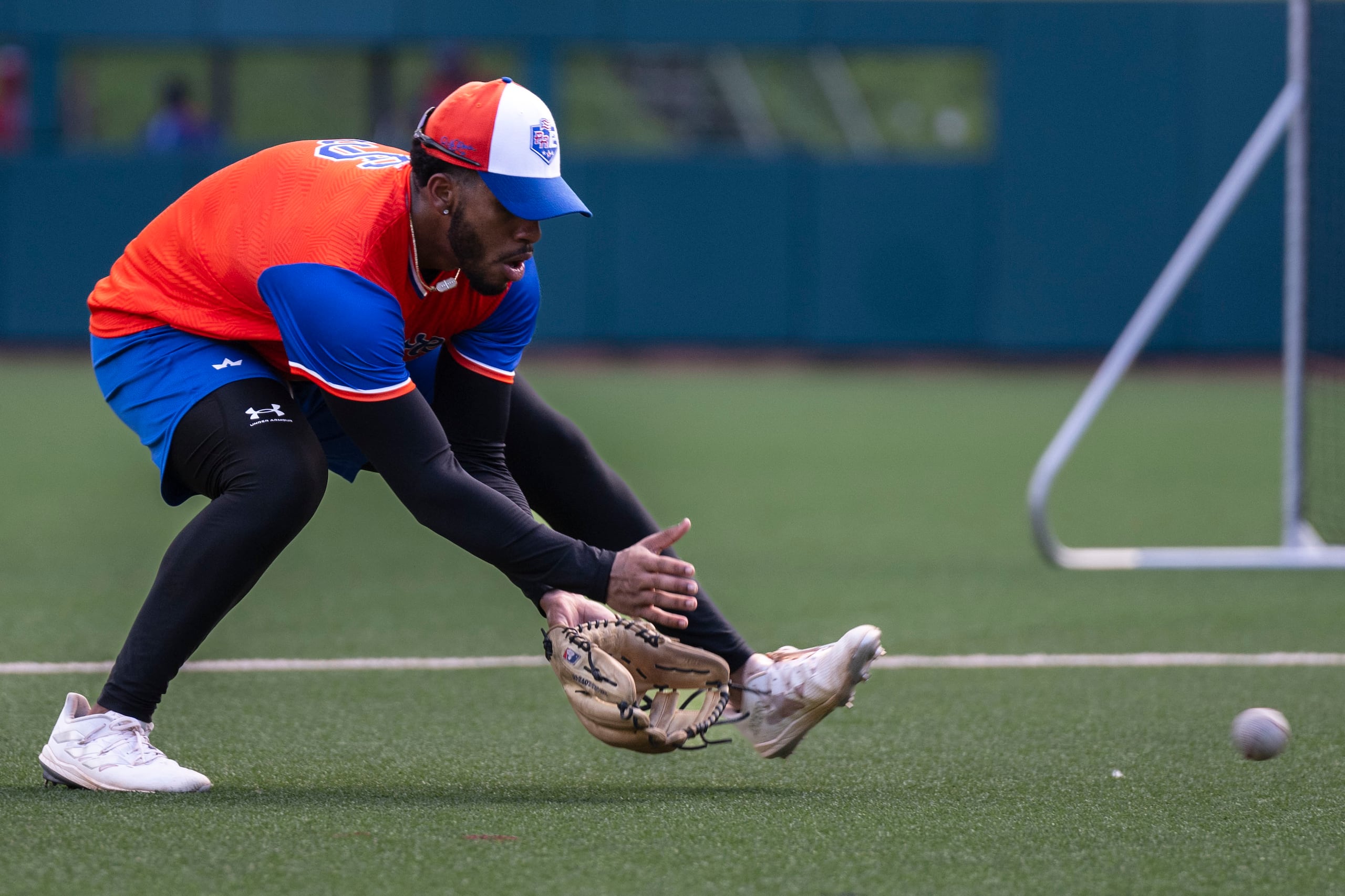 El boricua Randal Díaz coge rolas en una práctica de los Senadores.