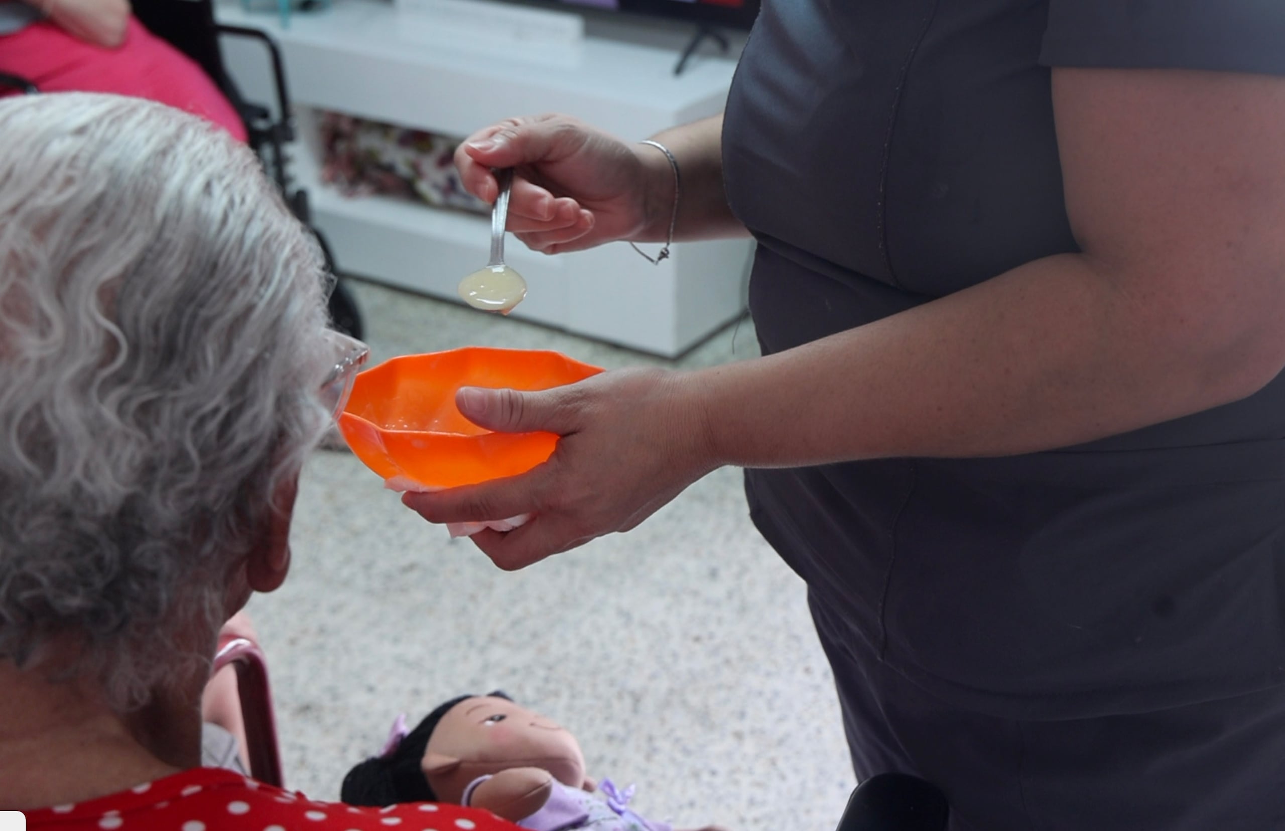 según la medida, "en muchas ocasiones” a estas personas cuidadoras se les ha revocado la exoneración contributiva sobre sus propiedades inmuebles bajo el fundamento de que para fines residenciales han dejado de vivir en el inmueble exonerado.