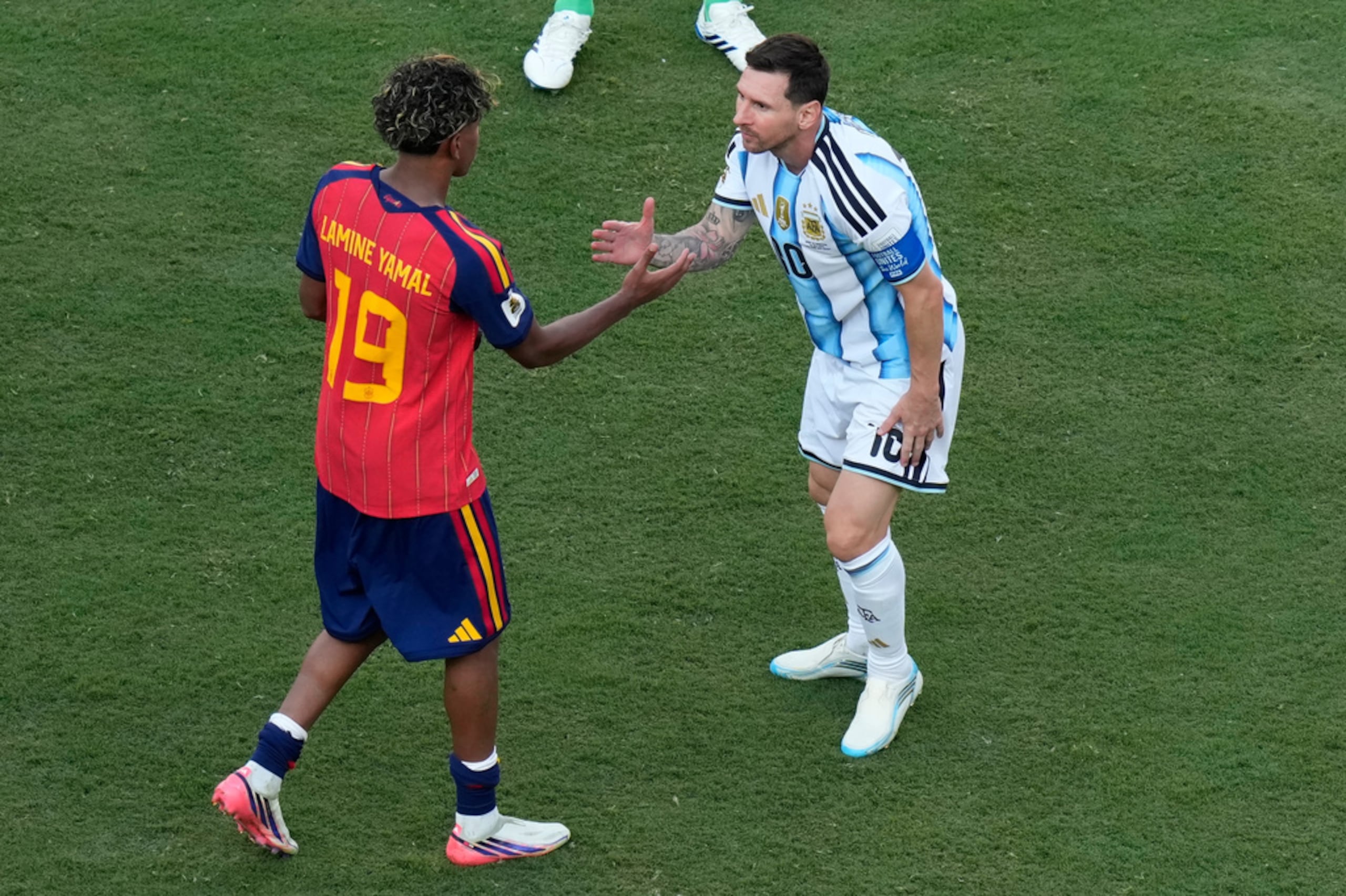 Momento en que inició el encuentro entre Messi y Yamal. (AP Photo/Seth Wenig)