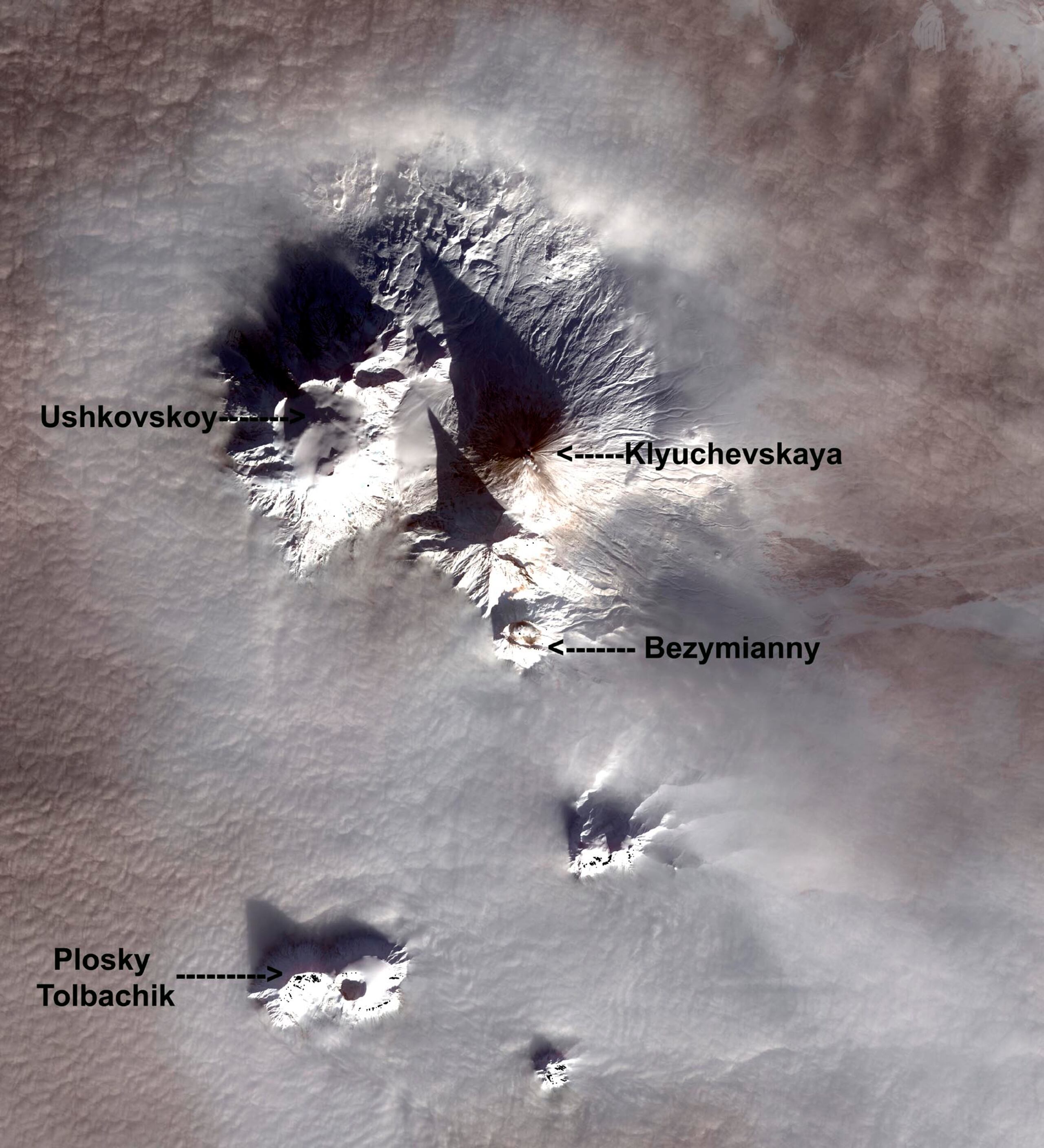Esta imagen de la NASA, distribuida el 25 de enero de 2004, muestra un grupo de volcanes que se elevan majestuosamente sobre el océano de nubes que cubre la península de Kamchatka, en el este de Rusia.