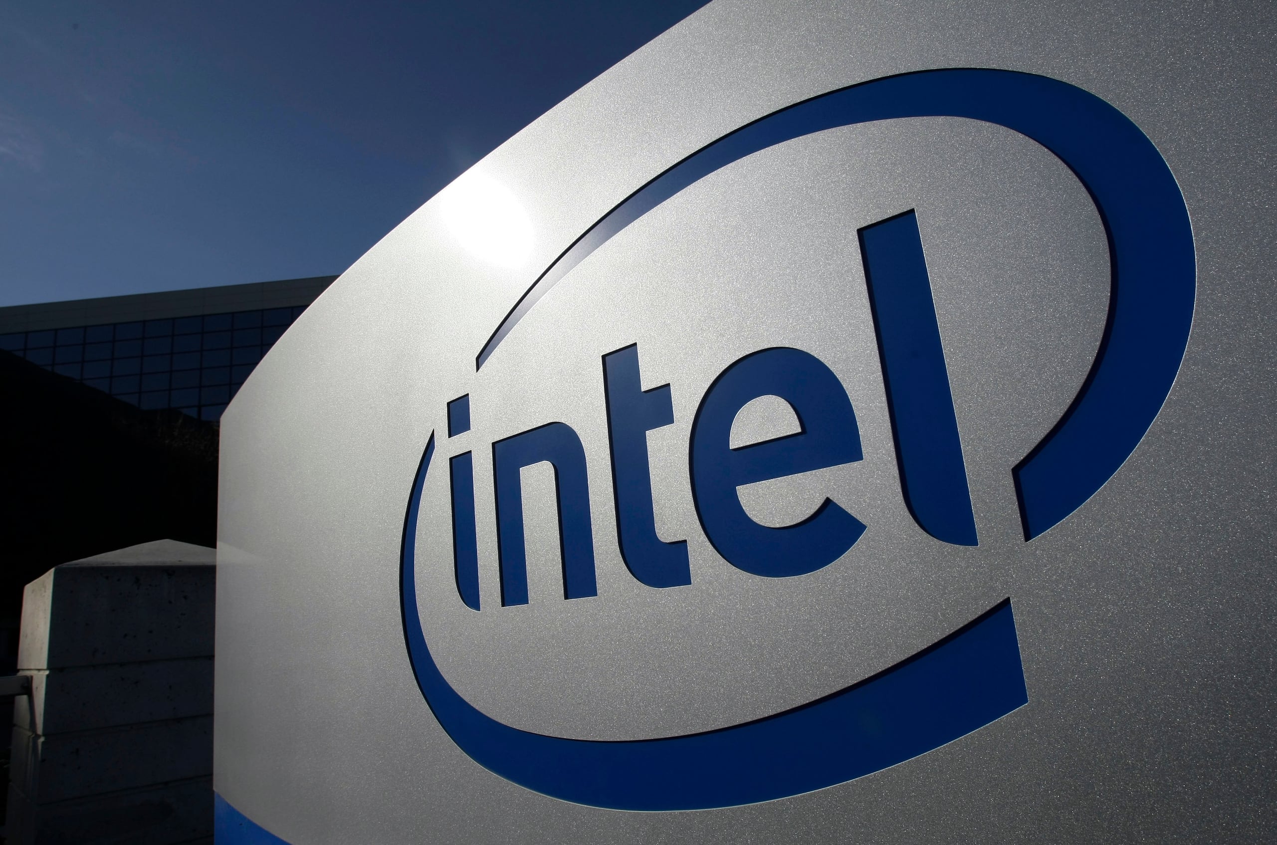 El mensaje del presidente Donald Trump, publicado antes de la apertura de la bolsa, hizo caer la cotización de Intel rápidamente hasta un 5% en las operaciones electrónicas, pero la pérdida se moderó después hasta el 3%.