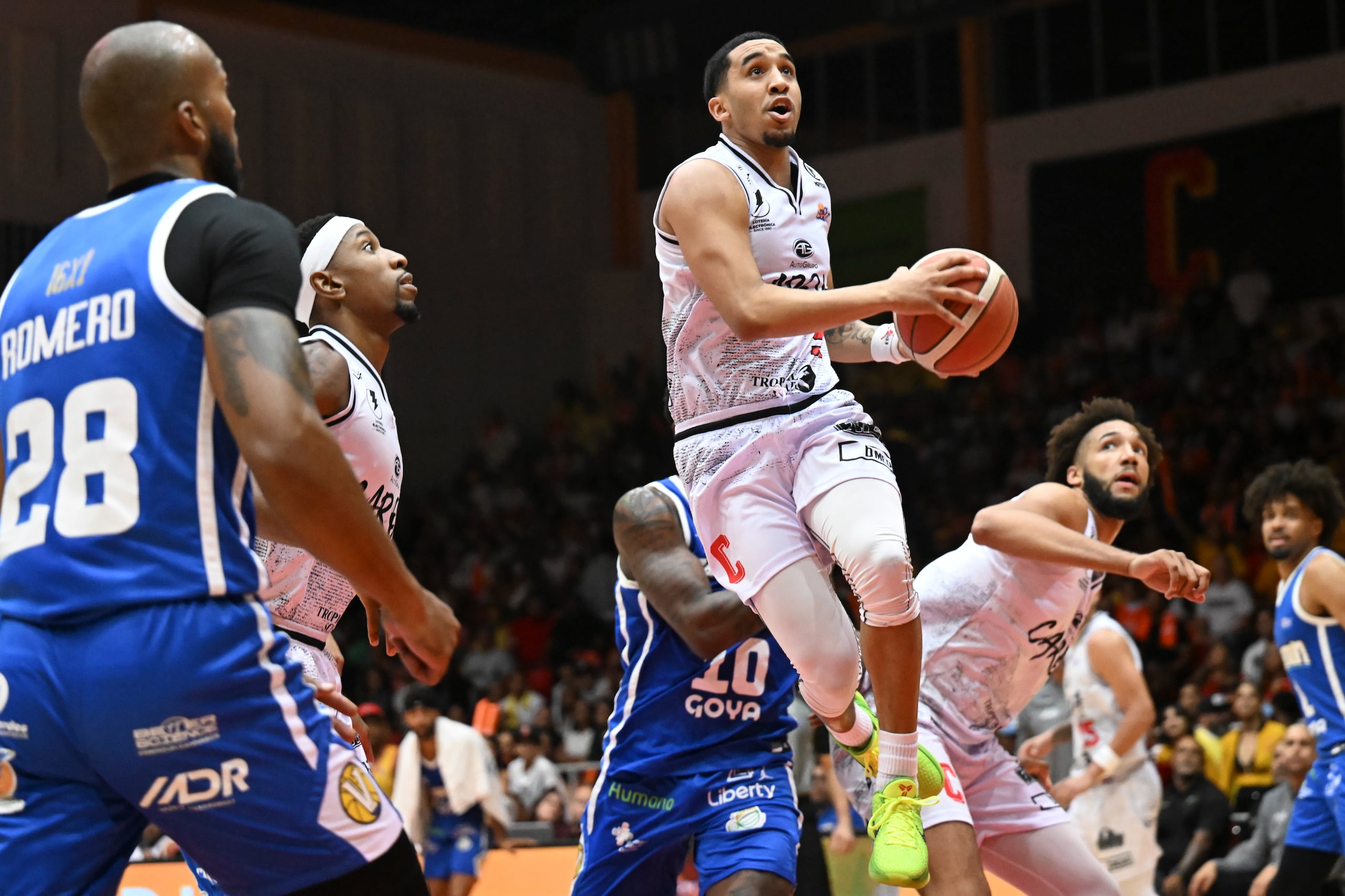 El armador Tremont Waters ataca el canasto en el cuarto partido de la Serie Final 2023 entre los Vaqueros de Bayamón y Gigantes de Carolina.