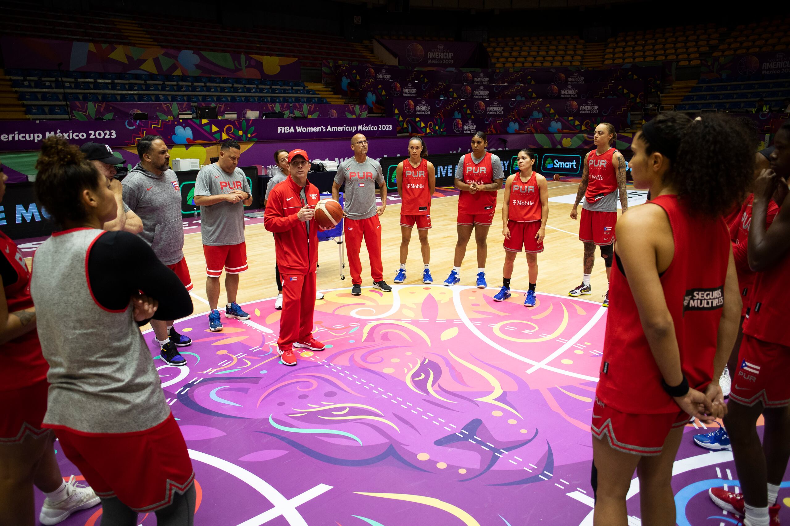 Jerry Batista se dirige al grupo previo a su primer entrenamiento en Guanajuato, México.