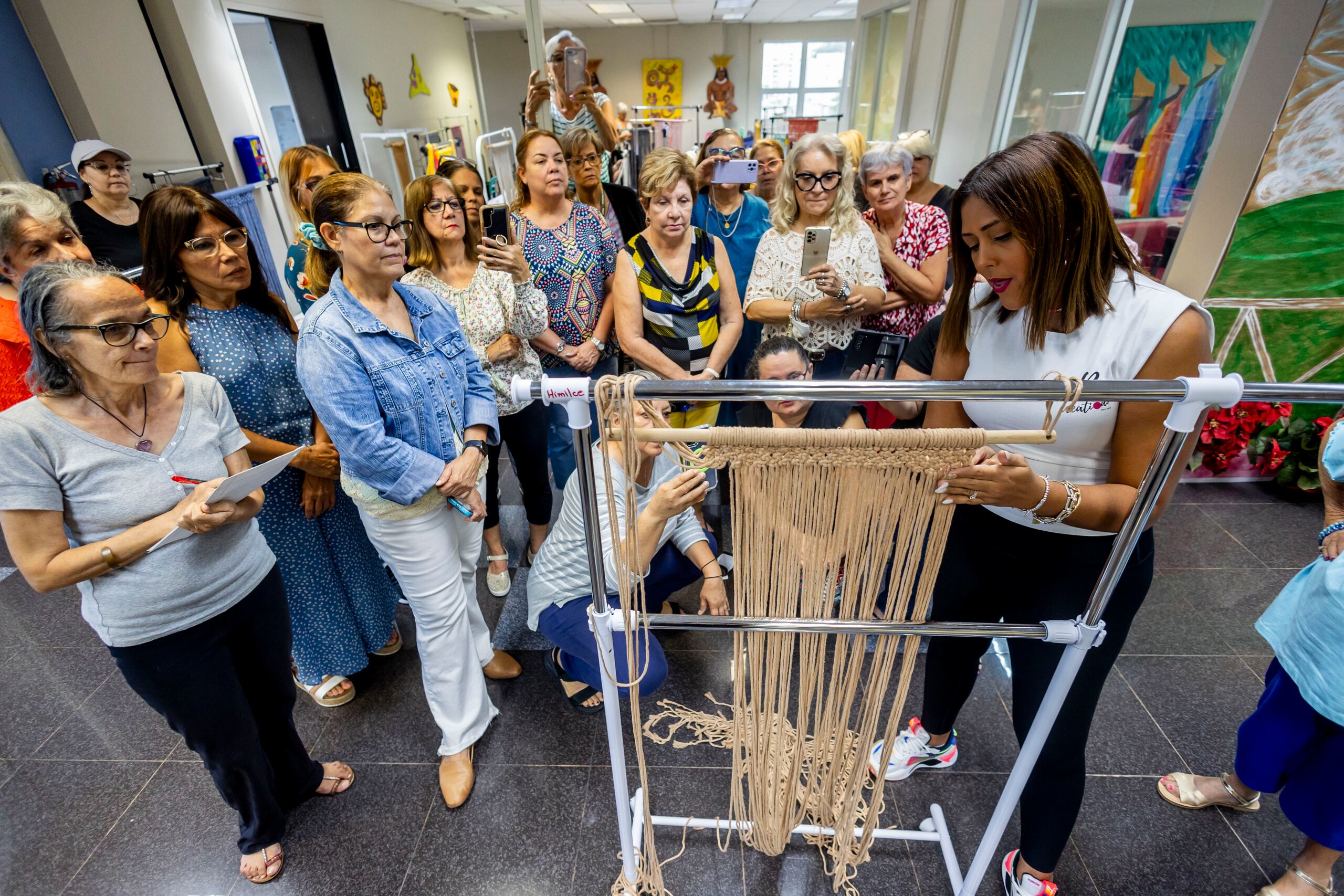 La profesora Brendalis Rodríguez Torres dicta el taller de macramé, uno de los más concurridos por féminas en la escuela.