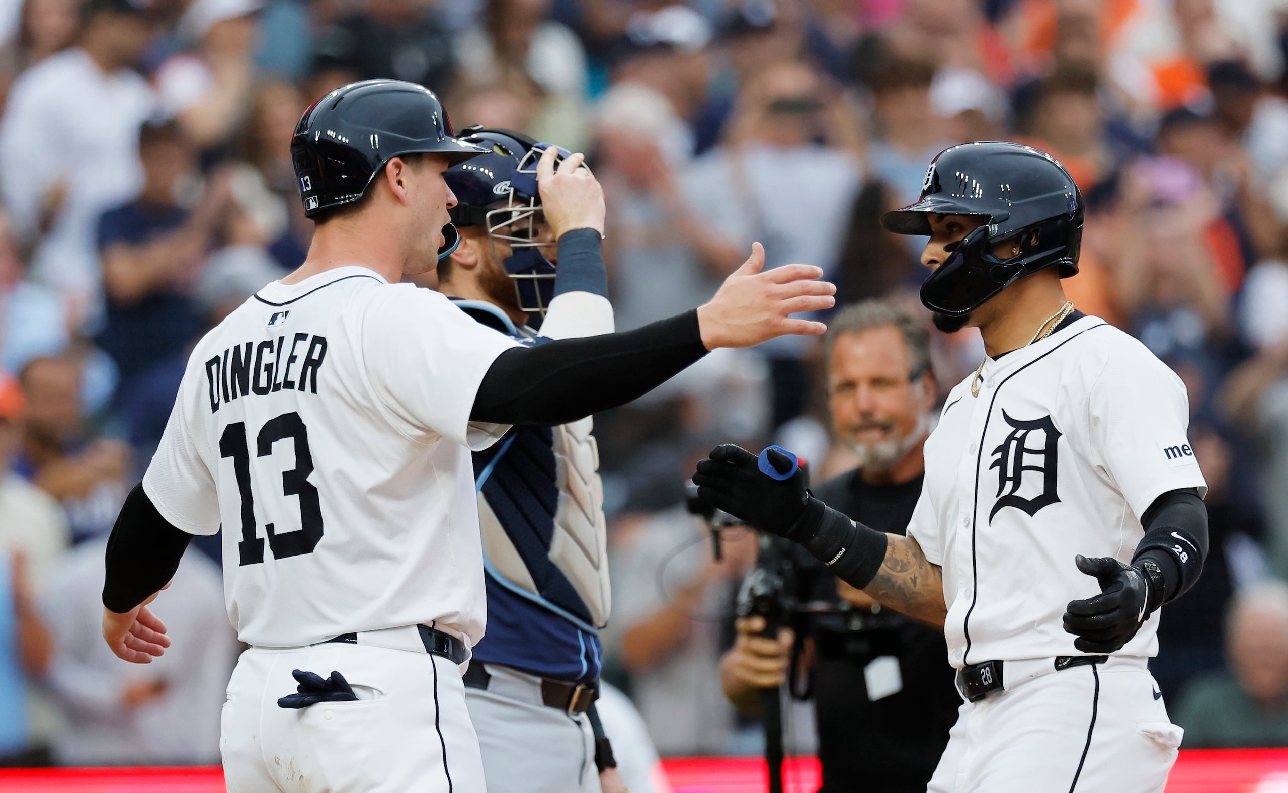 Javier Báez, derecha, de los Tigres de Detroit, celebra con Dillon Dingler (13) después de batear un jonrón de dos carreras durante la segunda entrada del juego.