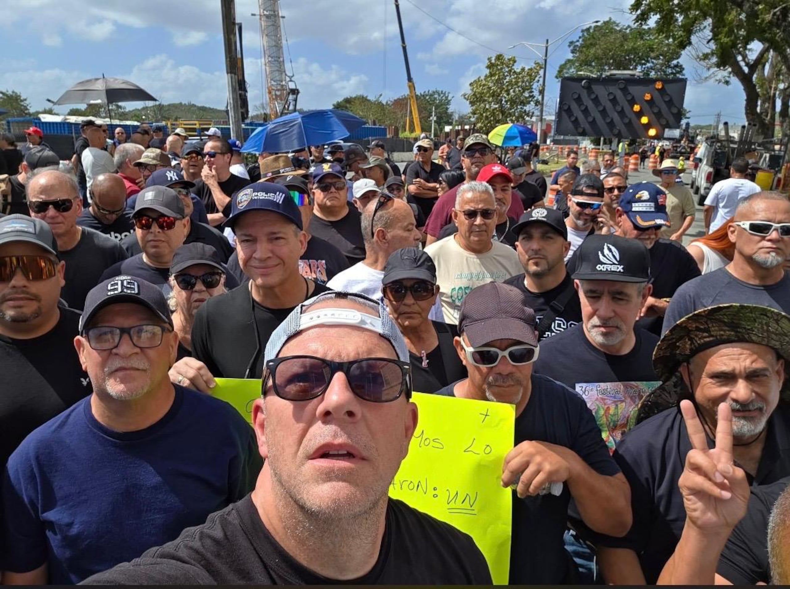 Foto de archivo. Policías afiliados a APUL, APO se manifestán frente al Cuartel General de la Policía, en Hato Rey, para exigir un aumento salarial.