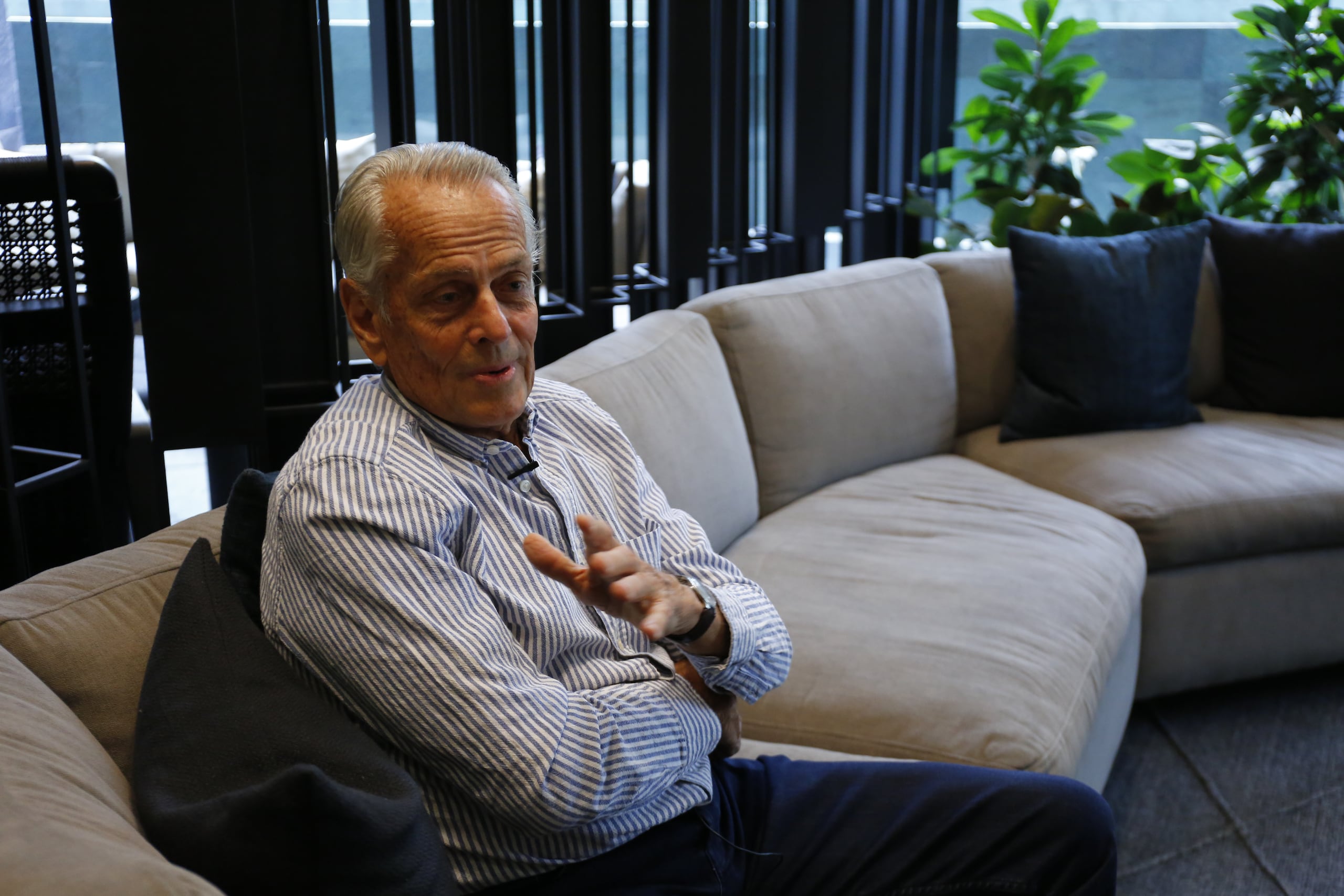 El uruguayo Eduardo Strauch, uno de los 16 sobrevivientes del accidente aéreo de Los Andes en 1972, posa durante una entrevista con EFE, el 20 de enero de 2024, en la ciudad de Guadalajara (México). EFE/ Francisco Guasco