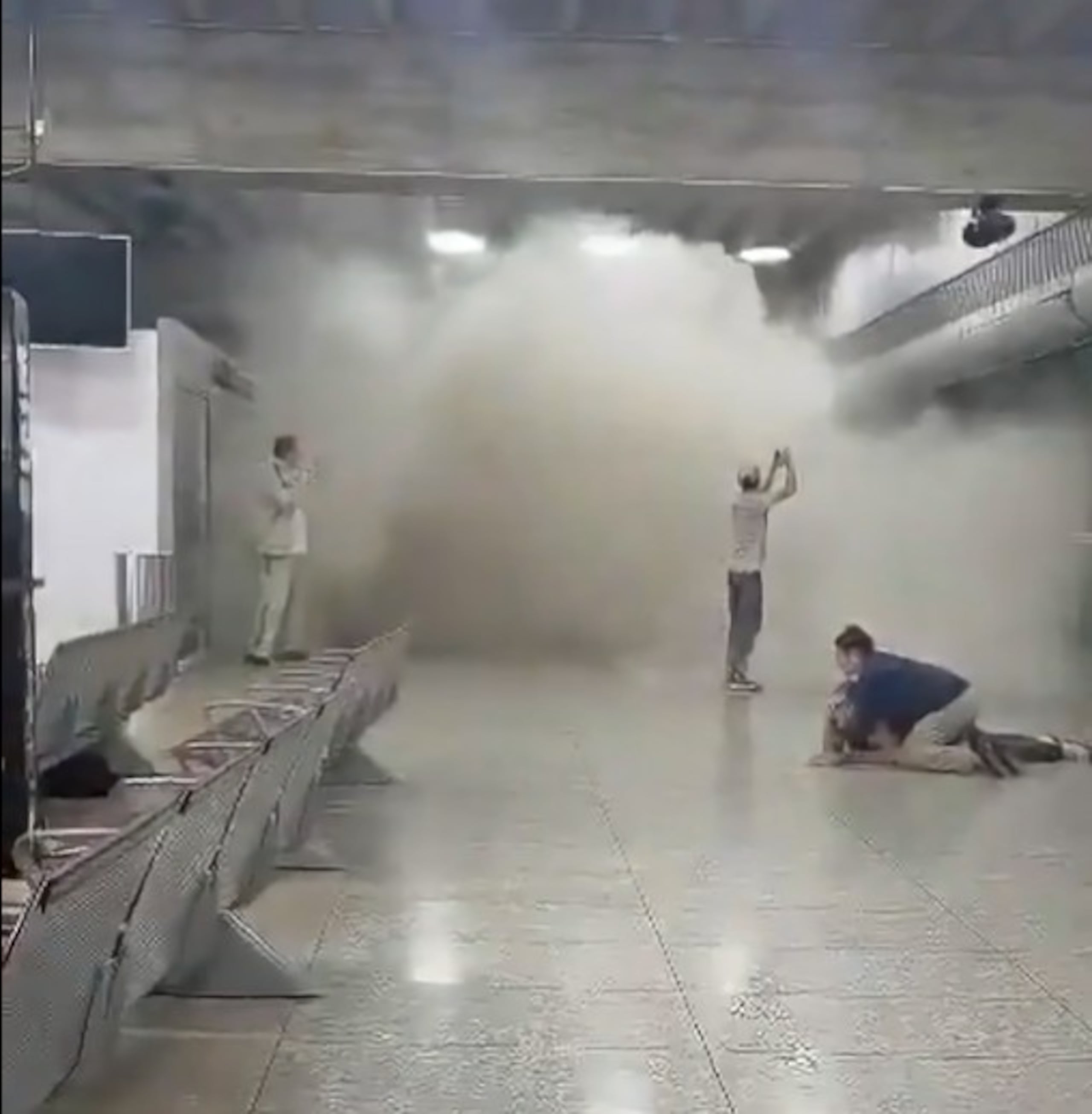 El fuerte sismo provocó el caos en el aeropuerto de Maiquetía en Caracas.