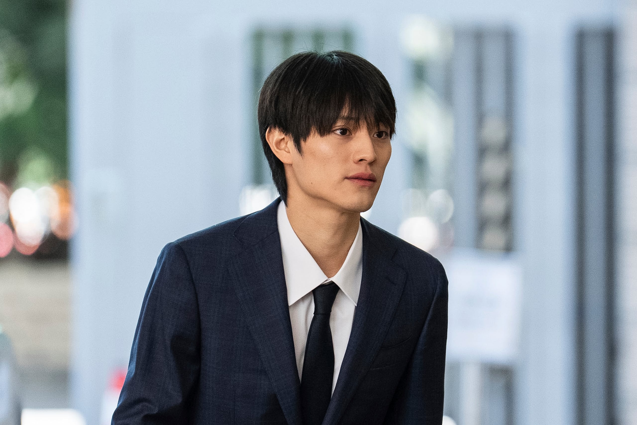 El astro del J-pop Kenshin Kamimura llega a los Tribunales de Magistrados de West Kowloon para escuchar el veredicto sobre su caso de agresión indecente en Hong Kong, el miércoles 13 de agosto de 2025.
(Foto AP/Chan Long Hei)