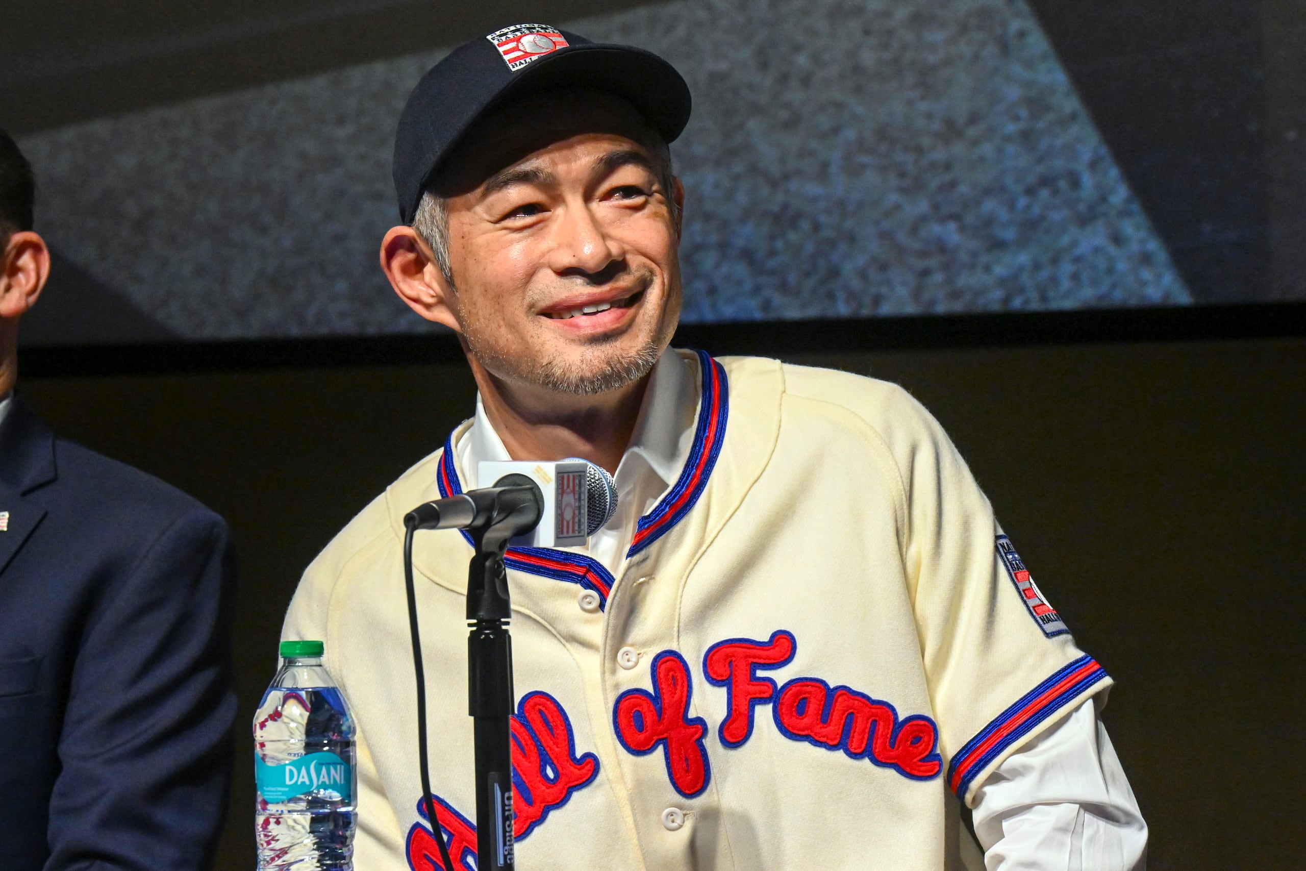 Ichiro Suzuki, nuevo miembro del Salón de la Fama del Béisbol, habla con la prensa en Cooperstown, Nueva York.