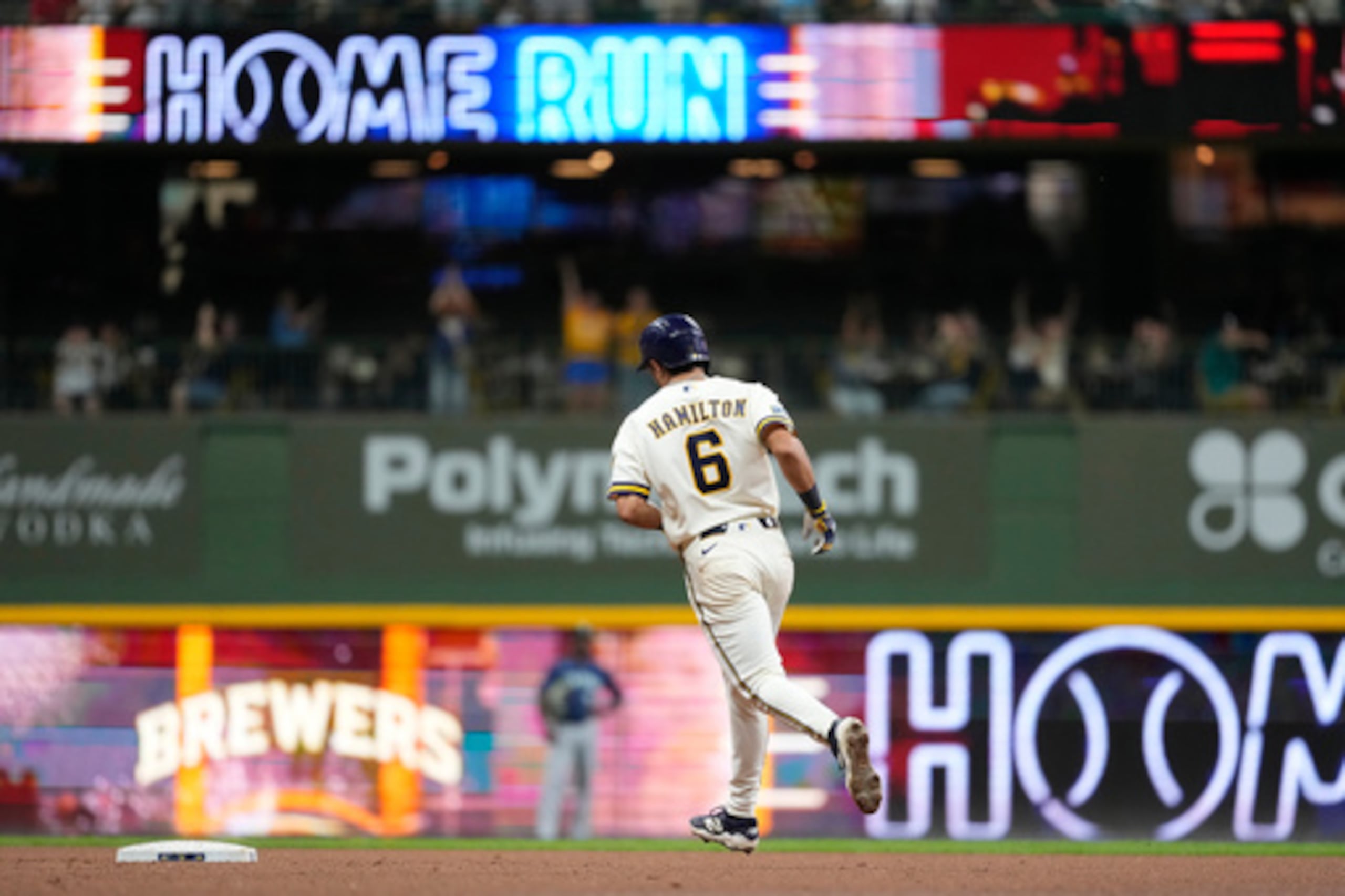 David Hamilton, de los Milwaukee Brewers, recorre las bases tras batear un jonrón de tres carreras durante la sexta entrada de un partido de béisbol contra los Seattle Mariners, el martes 18 de agosto de 2026, en Milwaukee. (Foto AP/Aaron Gash)