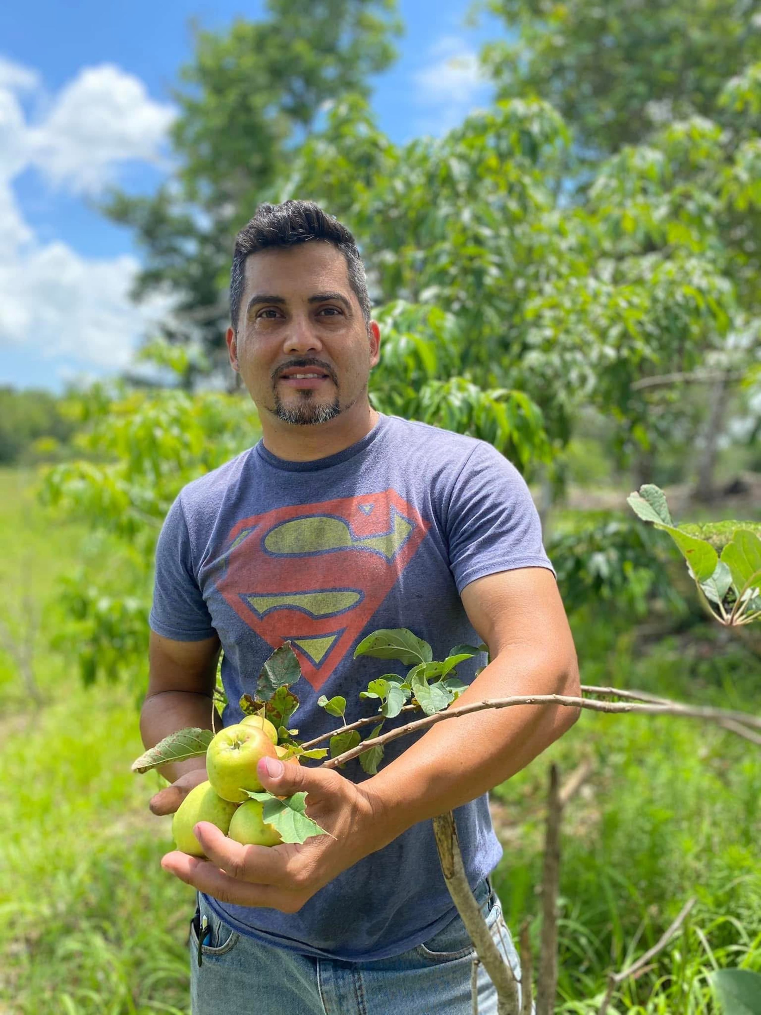 El agricultor Miguel Soto Lisboa, propietario de Nebai Fruit and Farm y Nebai Fruit Garden en San Sebastián, muestra las manzanas que cosecha.