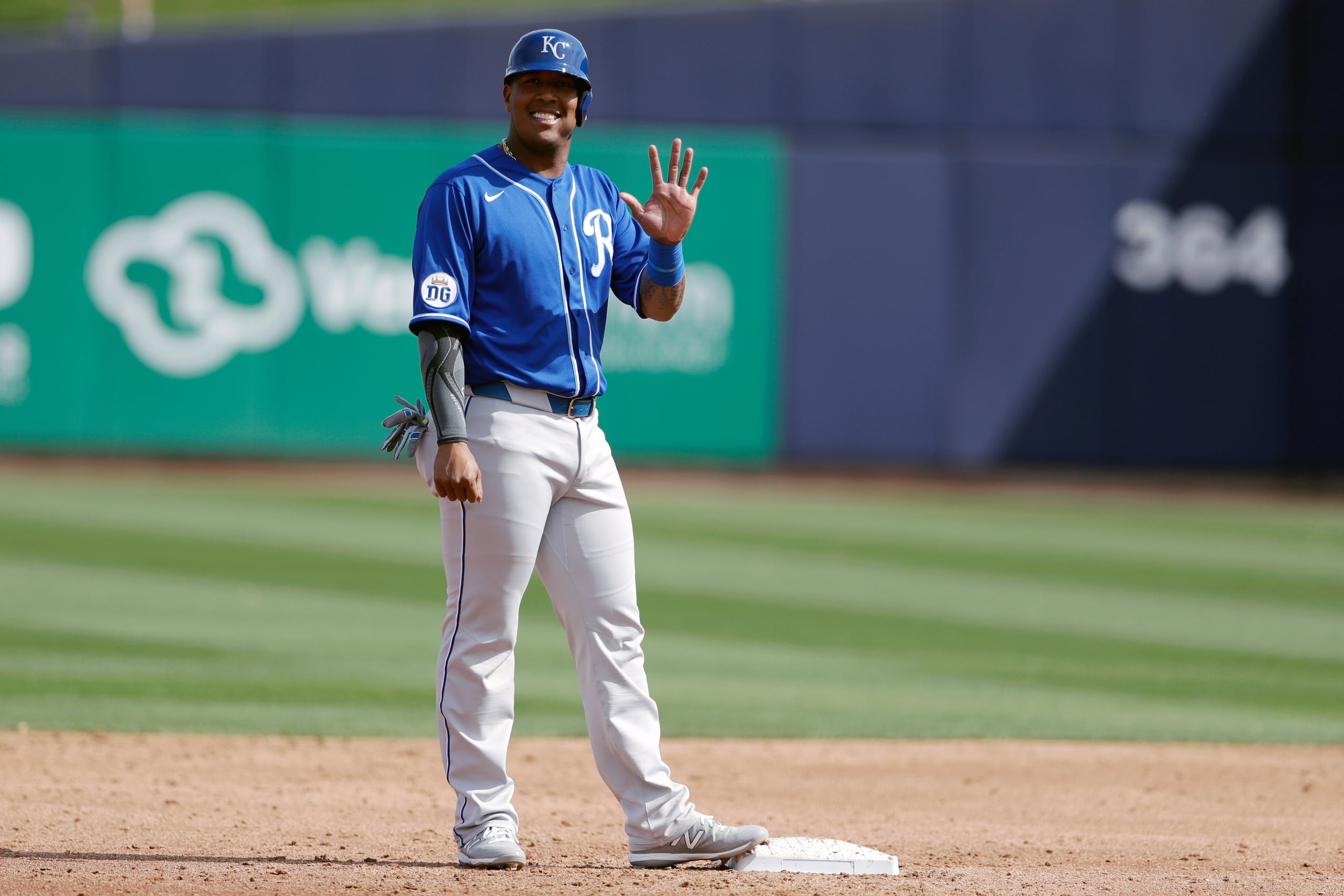 En esta foto del 27 de febrero de 2020, el venezolano Salvador Pérez, de los Royals de Kansas City, saluda a un fanático en un juego de pretemporada (AP Foto/Gregory Bull, archivo)