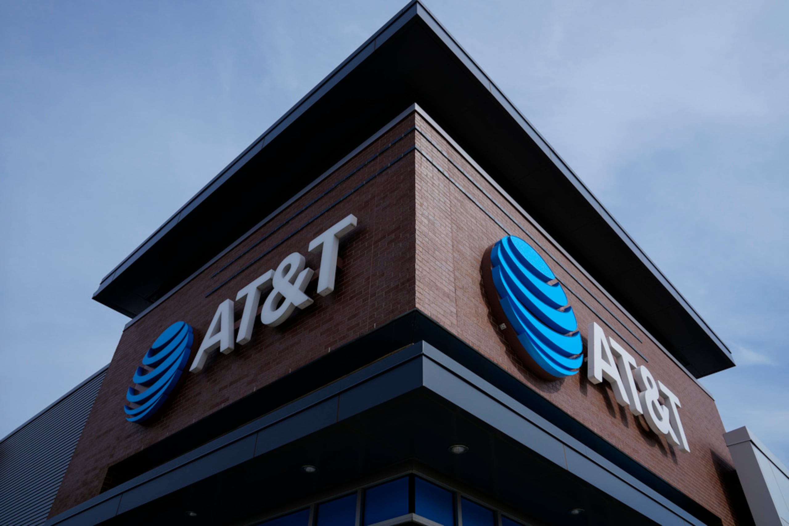 El FBI reconoció que había estado en contacto con AT&T.