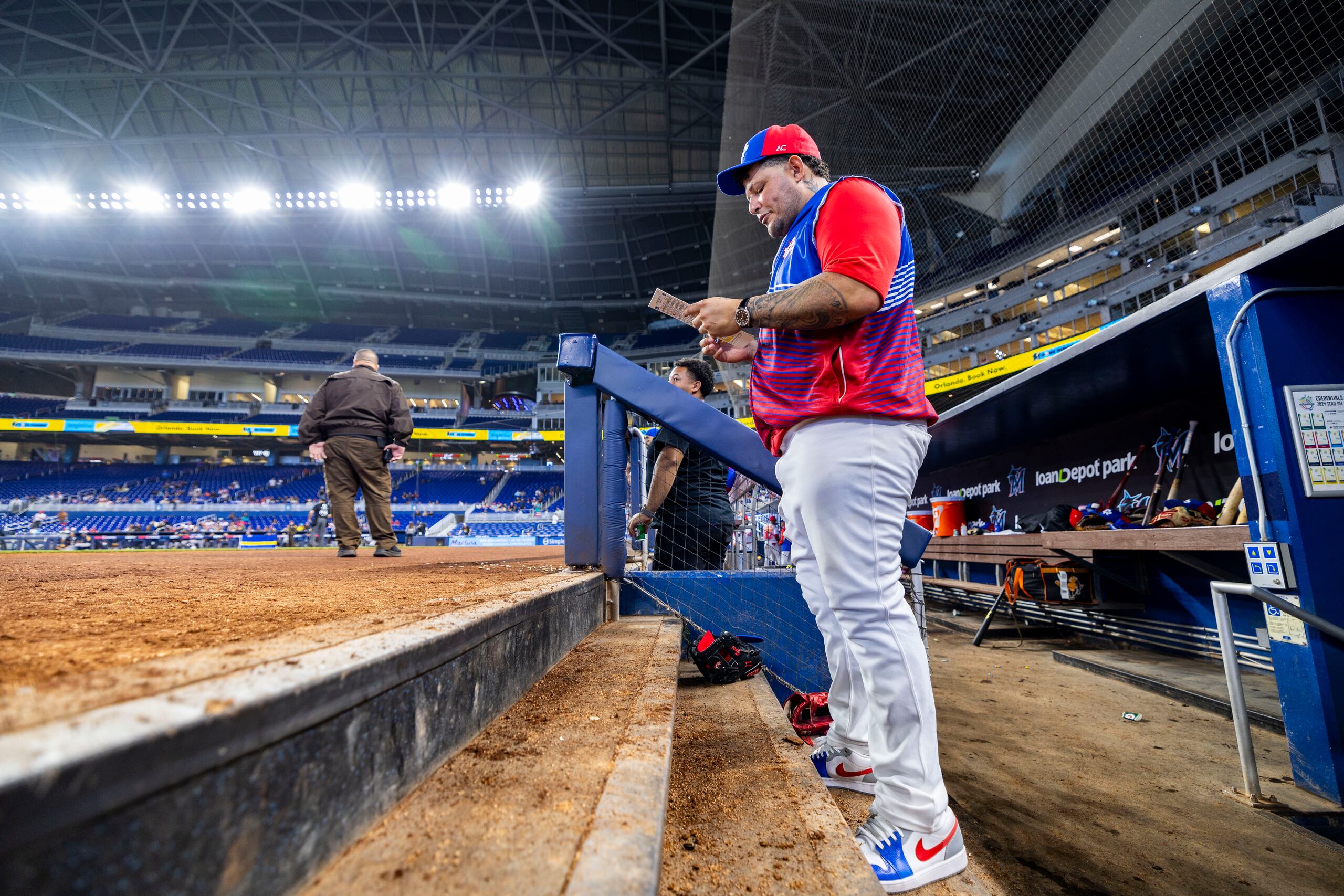 Yadier Molina observa el juego entre los Criollos de Puerto Rico y los Suns de Curazao en la Serie del Caribe desde el dugout.