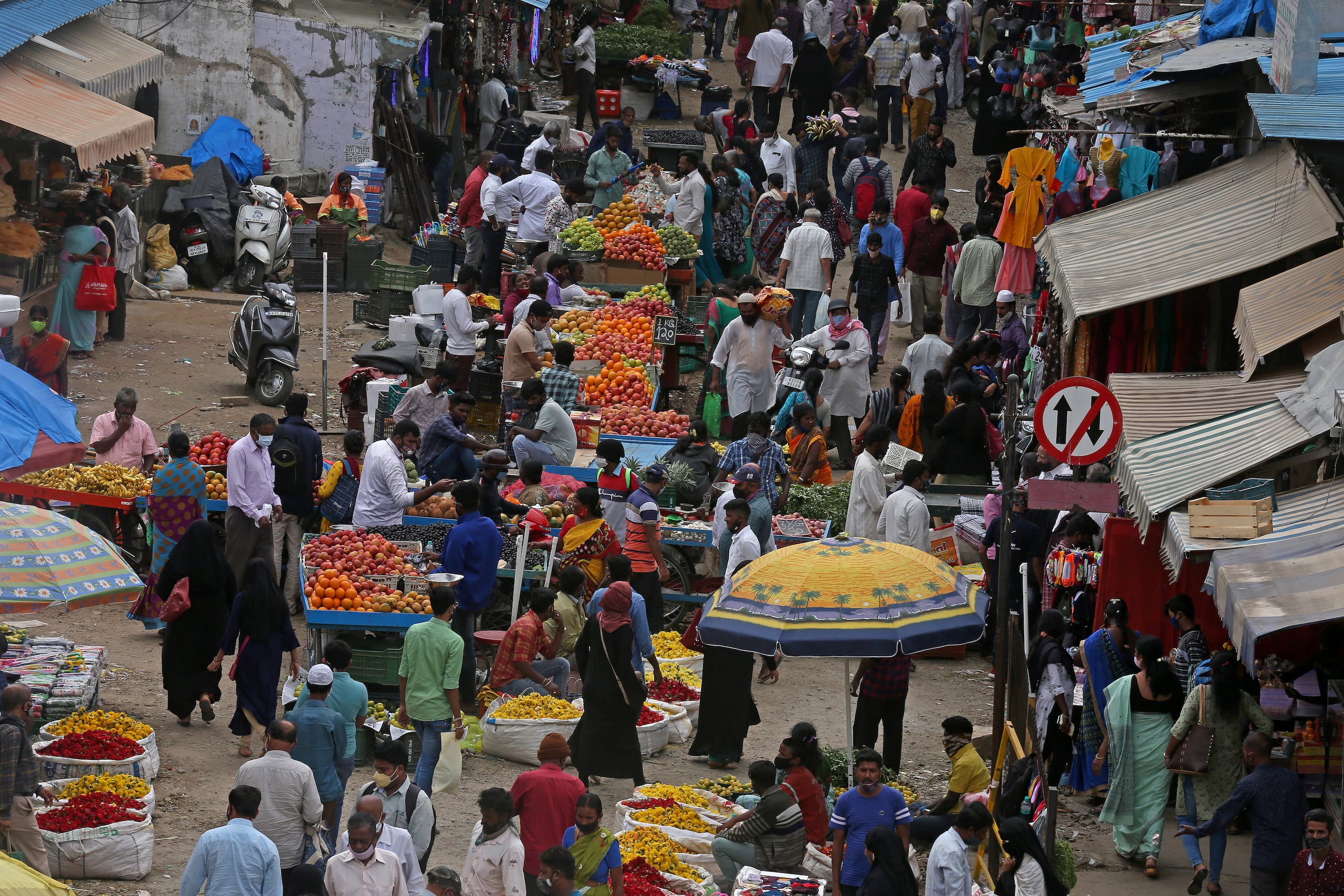 Los habitantes de los estados del noreste fronterizos con el Himalaya (entre ellos Tripura), pertenecen mayoritariamente a etnias de origen tibetano-birmano y los convierte a menudo en objeto de discriminación por parte de compatriotas que los perciben erróneamente como inmigrantes.