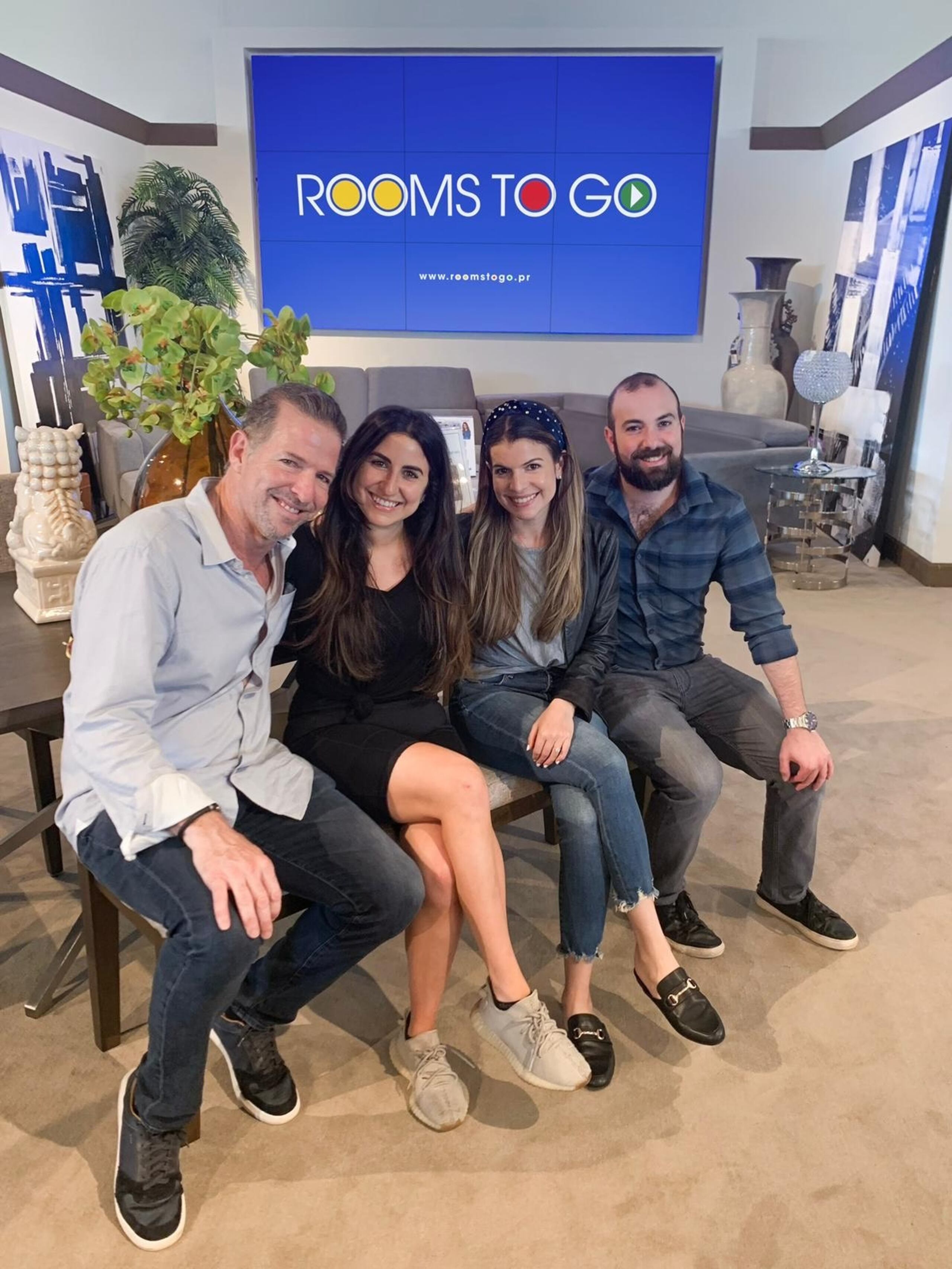 Bryan Shames junto a sus hijos Jackeline, Stephanie y Kevin.