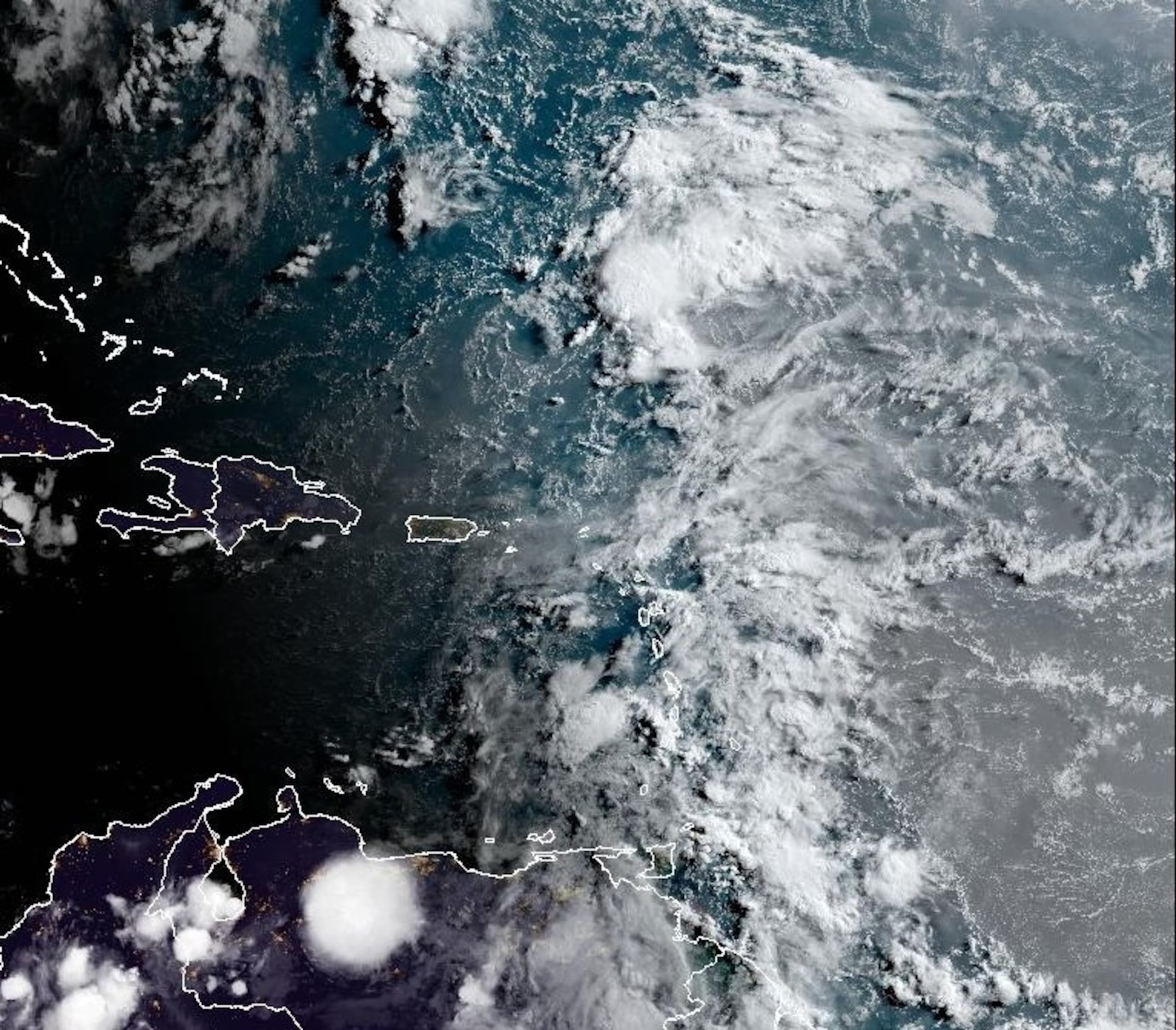 En esta imagen de satélite se observa la onda tropical al este de Puerto Rico durante la mañana del 28 de junio de 2023.