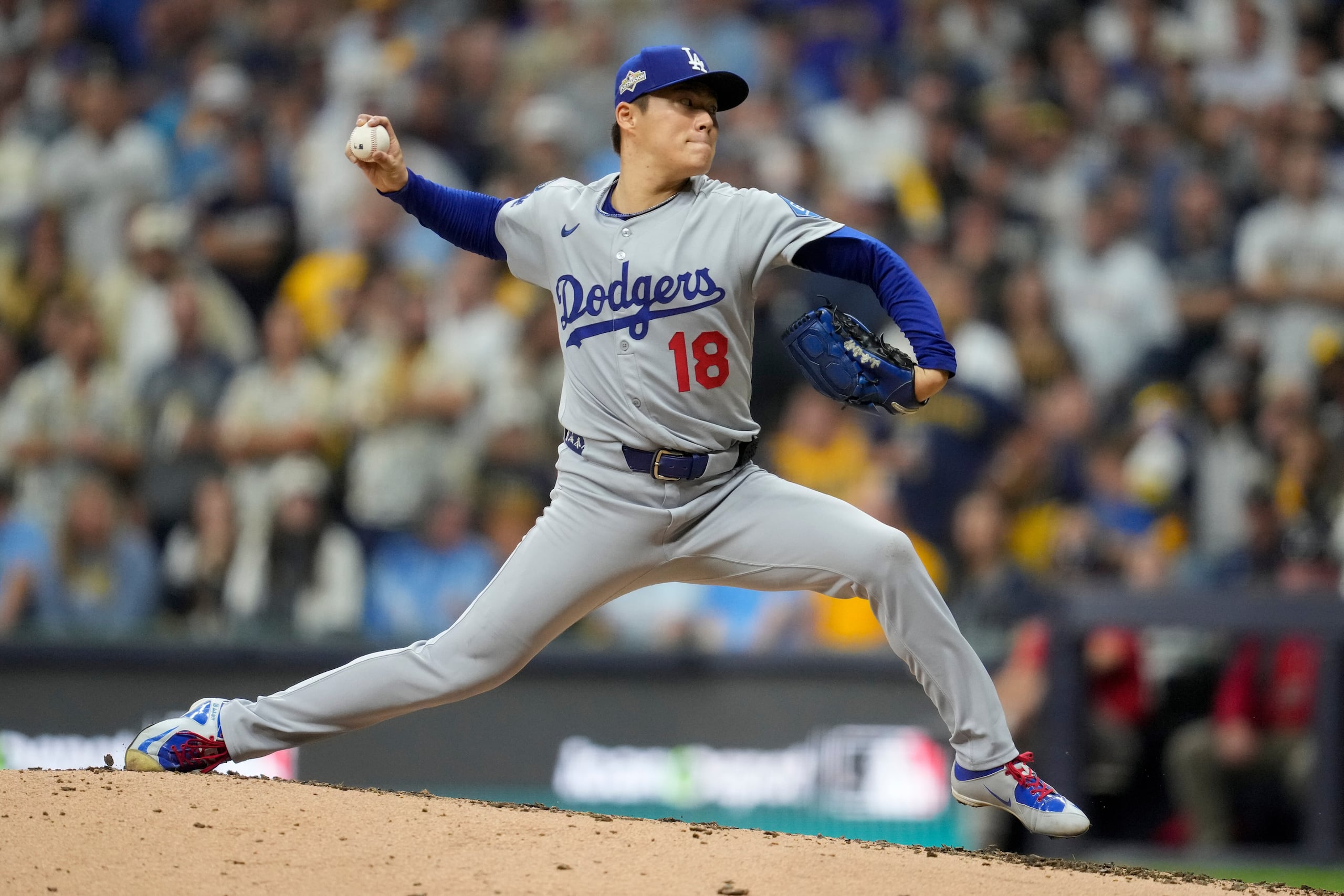 Yoshinobu Yamamoto lanza en la quinta entrada contra los Brewers.