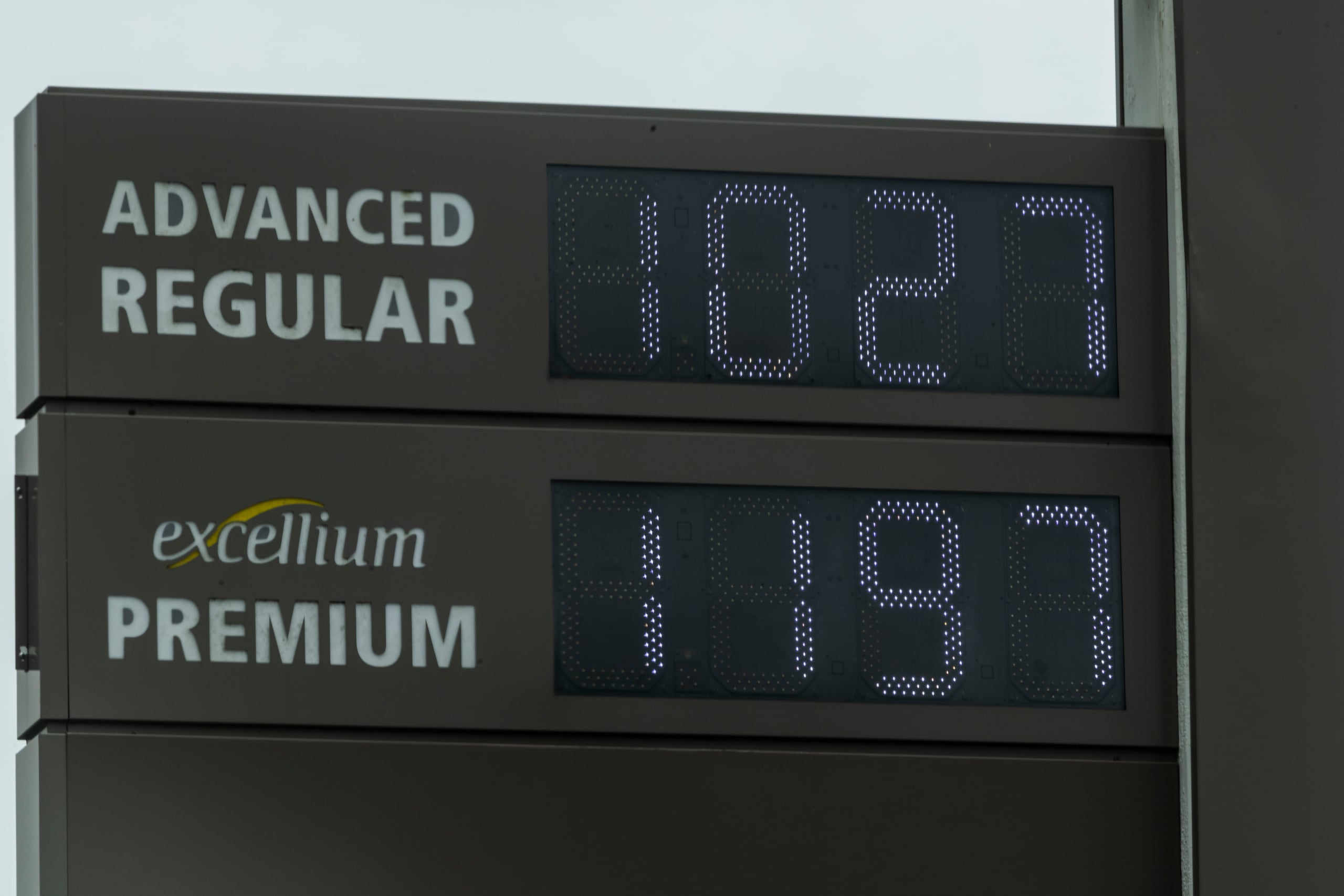 Una estación de gasolina.