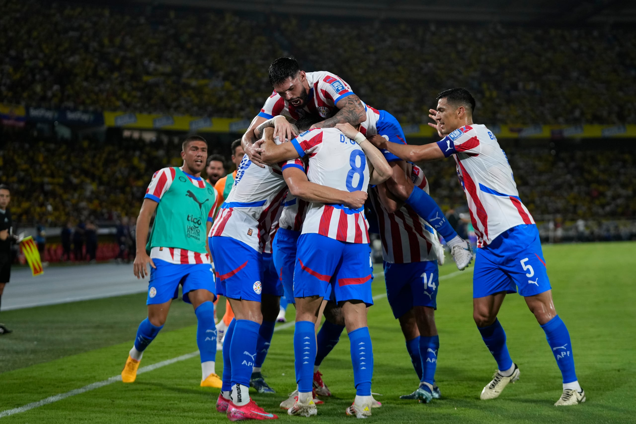 Julio Enciso festeja con sus compañeros de la selección de Paraguay tras anotar el segundo tanto ante Colombia.