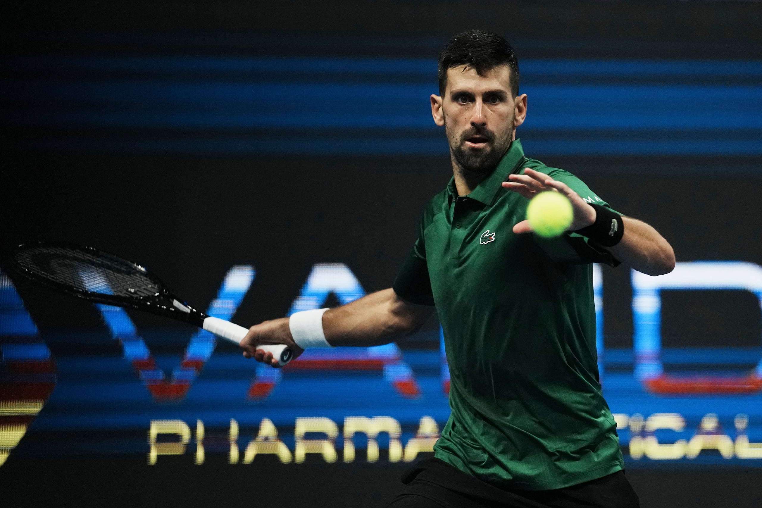 ARCHIVO- El serbio Novak Djokovic disputa un punto contra el alemán Yannick Hanfmann durante las semifinales de un torneo ATP 250 en Atenas, Grecia, el 7 de noviembre de 2025. (AP Foto/Thanassis Stavrakis, Archivo)