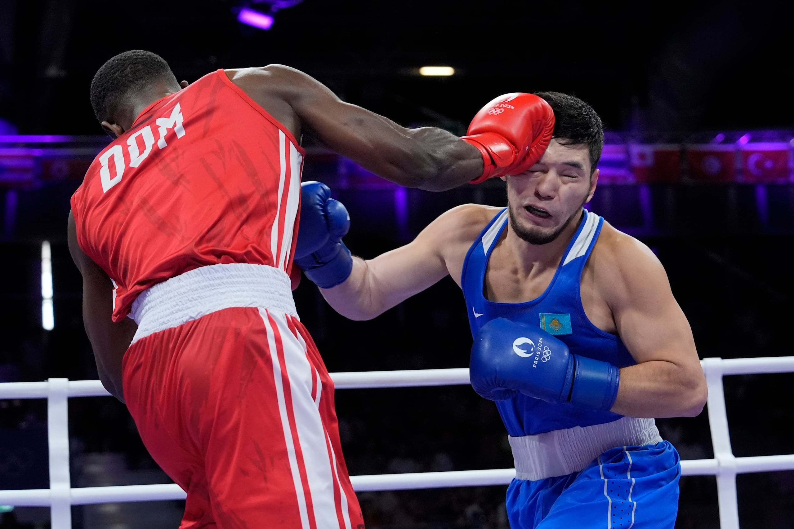 El dominicano Cristian Pinales, de rojo, en su combate de semifinales de peso semipesado ante el kazajo Nurbek Oralbay en los Juegos Olímpicos, el domingo 4 de agosto d 2024, en Villepinte, Francia.