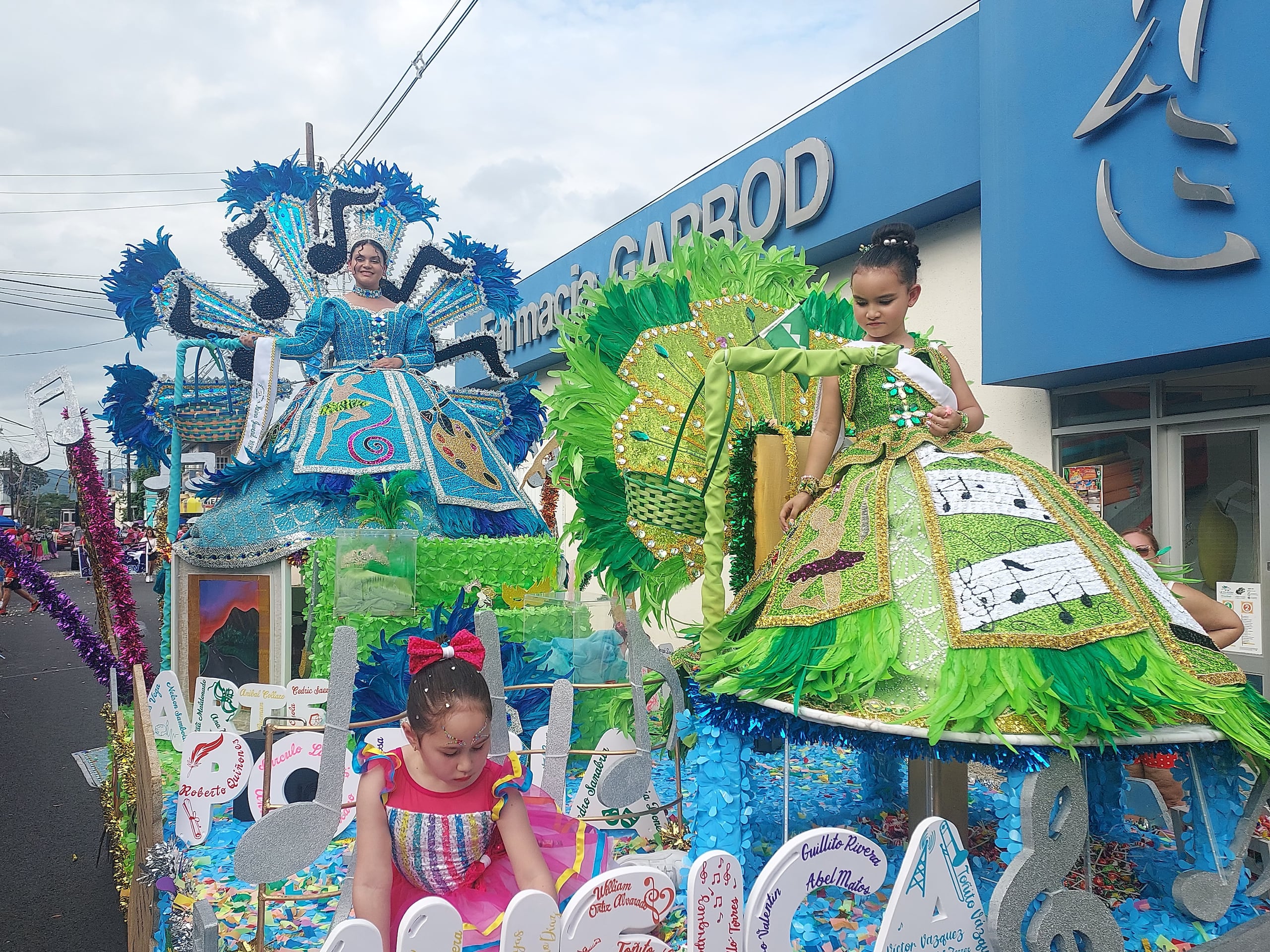 La carroza con las reinas del carnaval desfiló el domingo, un día después de la coronación.