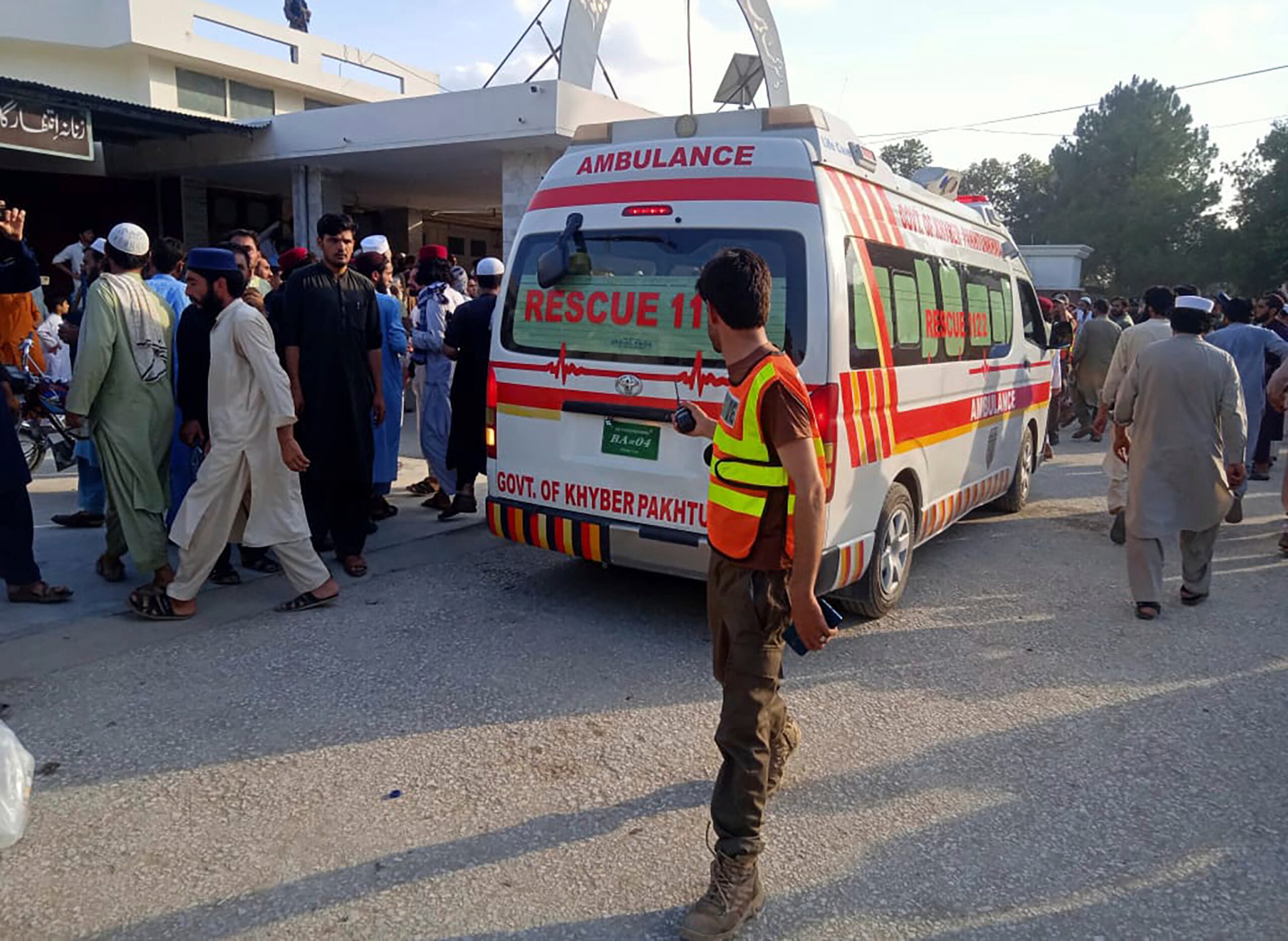 En esta foto proporcionada por Rescue 1122 Head Quarters, una ambulancia transporta a personas heridas luego de la explosión de una bomba durante un mitin político en el distrito de Bajur de Khyber Pakhtunkhwa, Pakistán.