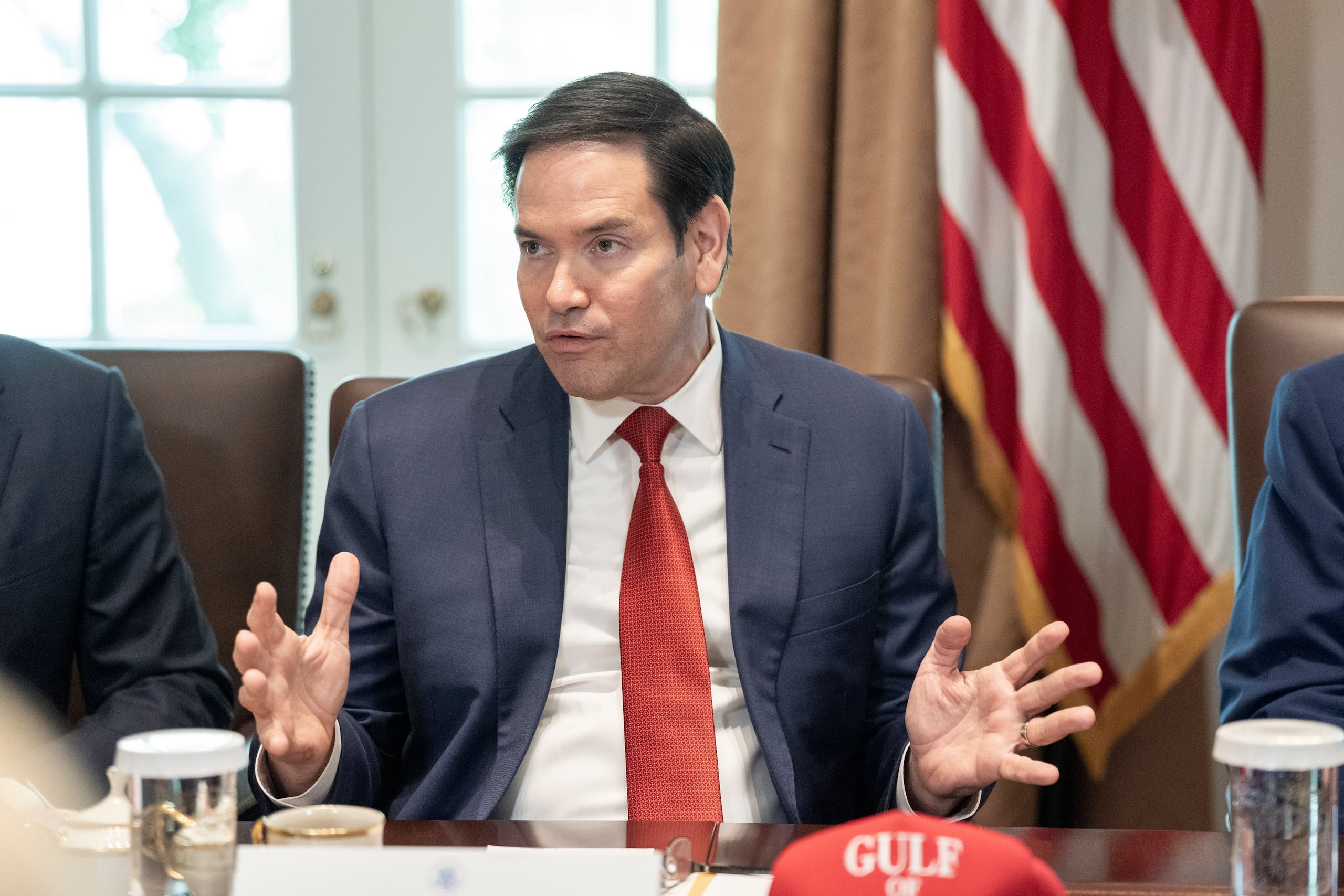 "Jamás te diría eso. ¿Y sabes a quién más jamás se lo diría? A un juez. Porque la conducción de nuestra política exterior corresponde únicamente al presidente", respondió Rubio.