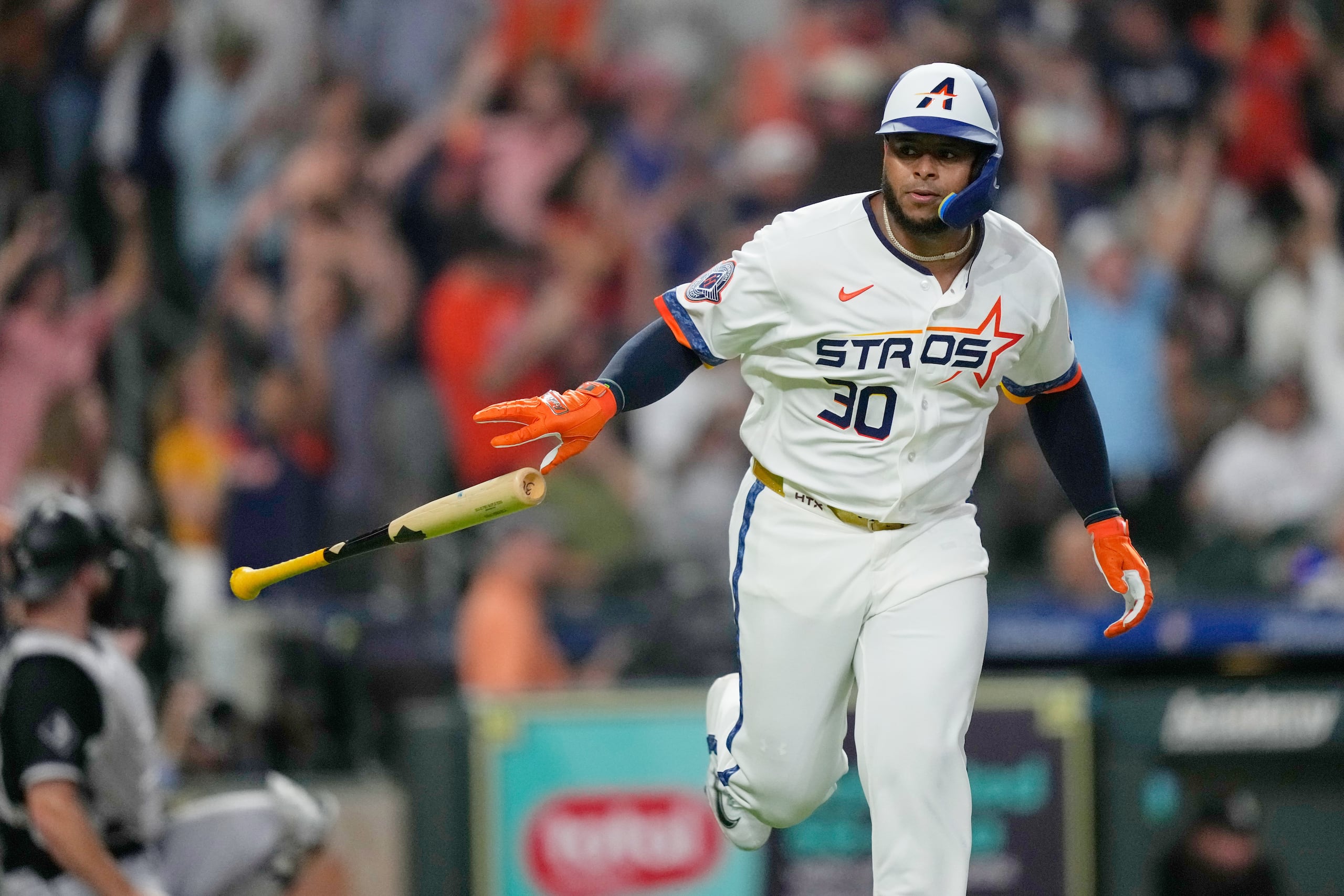 Nelson Velázquez, de los Astros de Houston, arroja el bate después de batear un cuadrangular.