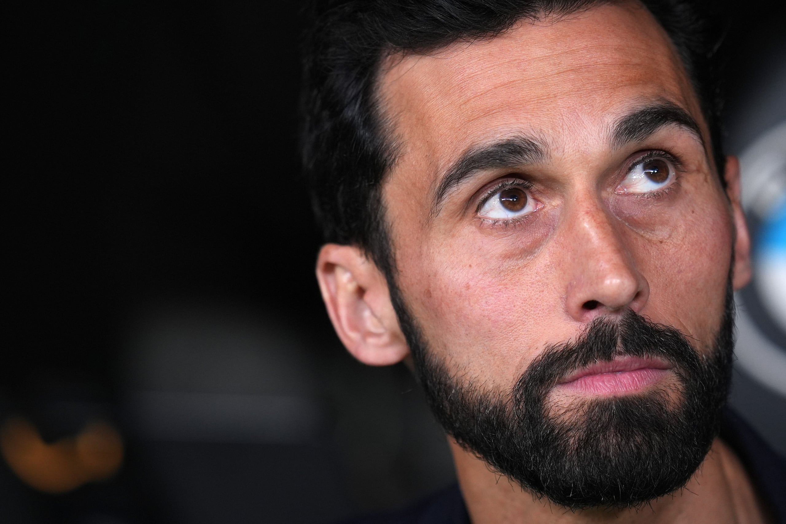 El director técnico del Real Madrid, Álvaro Arbeloa, observa desde el banquillo un partido de La Liga española contra el Real Oviedo.