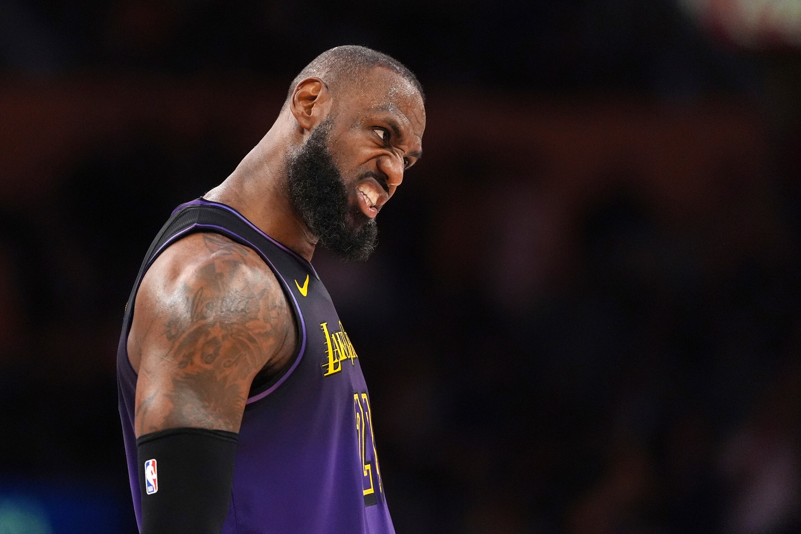LeBron James, alero de los Lakers de Los Ángeles, reacciona tras encestar en el encuentro del jueves 21 de noviembre de 2024, ante el Magic de Orlando.