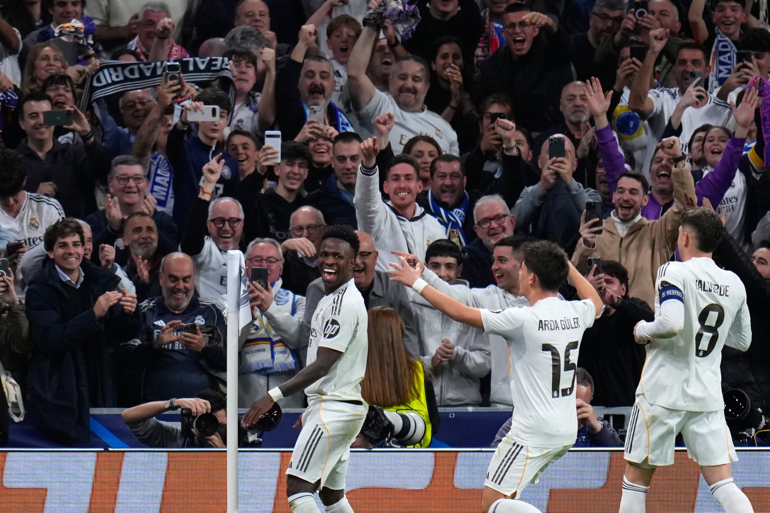 Vinícius Jr, a la izquierda, celebra tras marcar el segundo gol del Real Madrid ante el Benfica.
